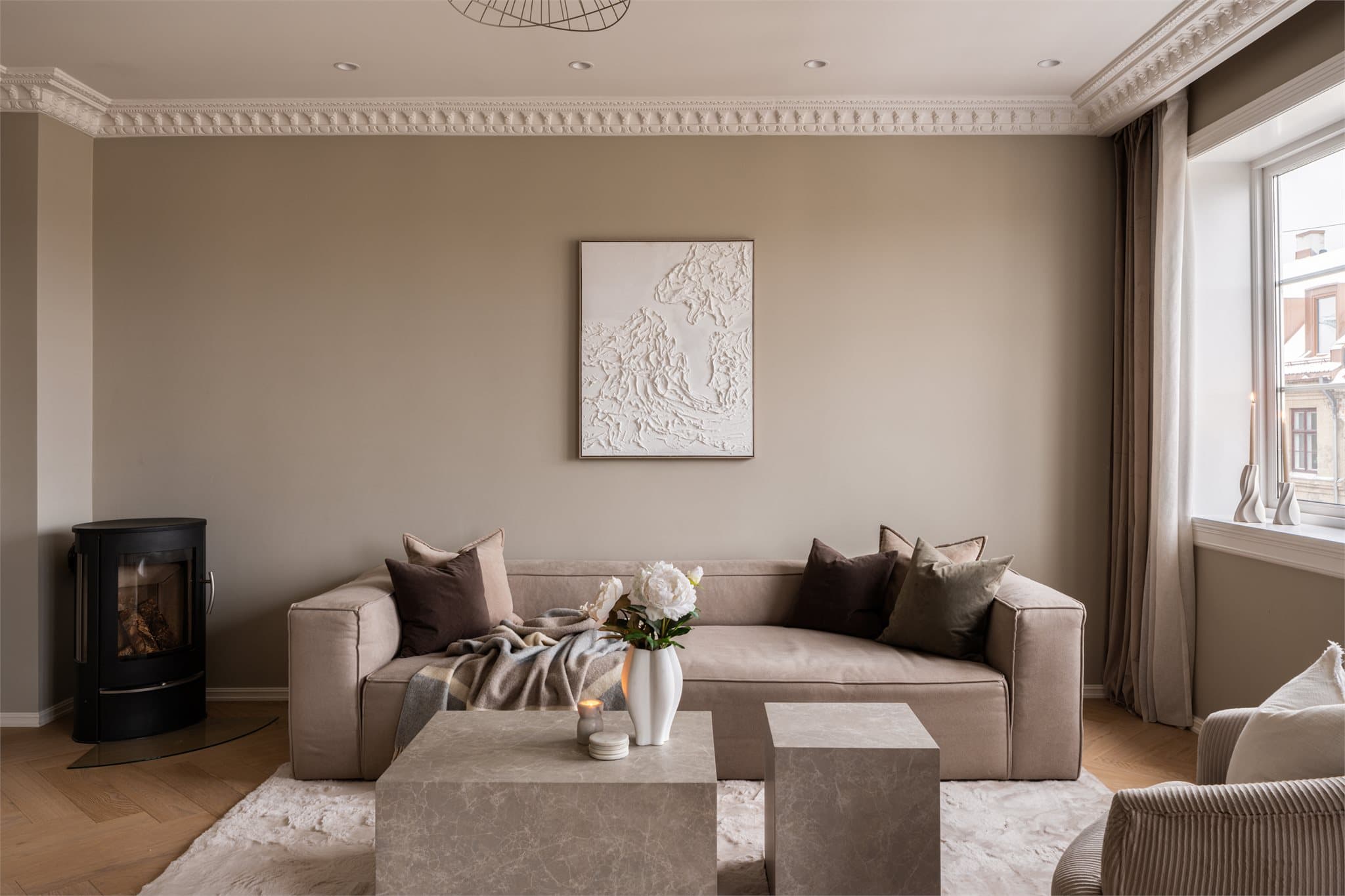 Her er det god plass til både TV-møblement og en hyggelig sittegruppe.