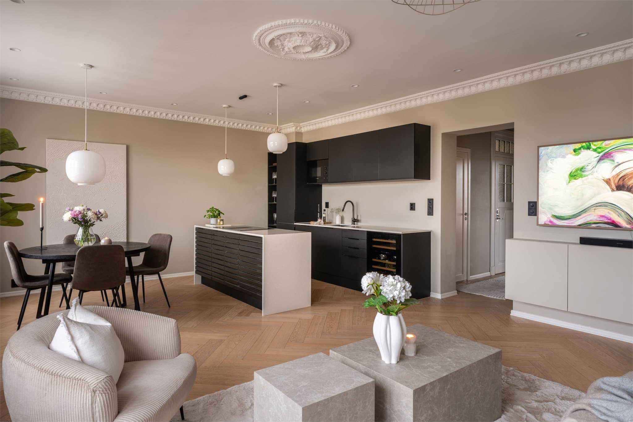 Leiligheten fremstår som svært stilren og gjennomtenkt.