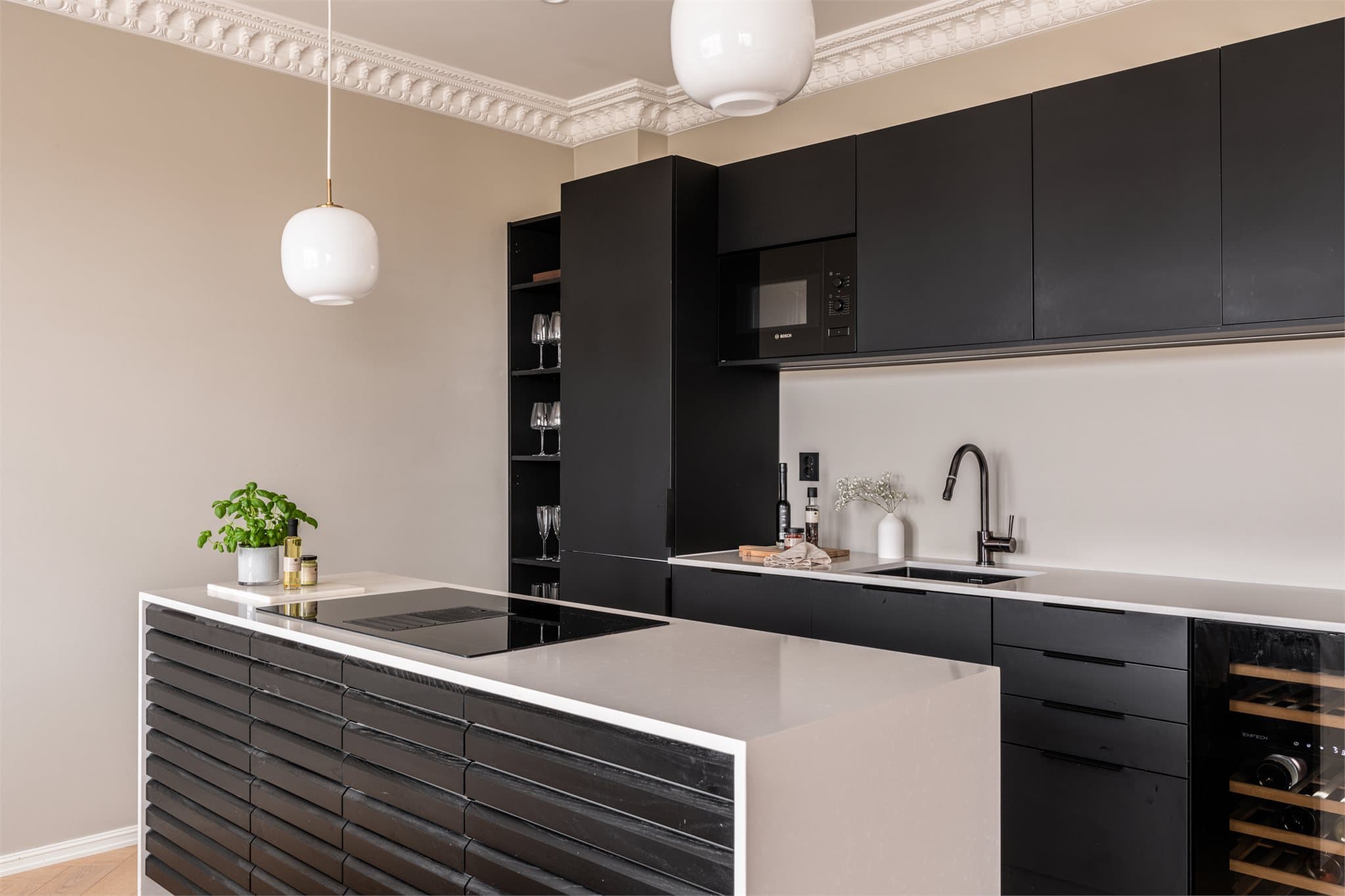 Utrolig lekkert HTH-kjøkken fra 2021 med mørke, glatte fronter.