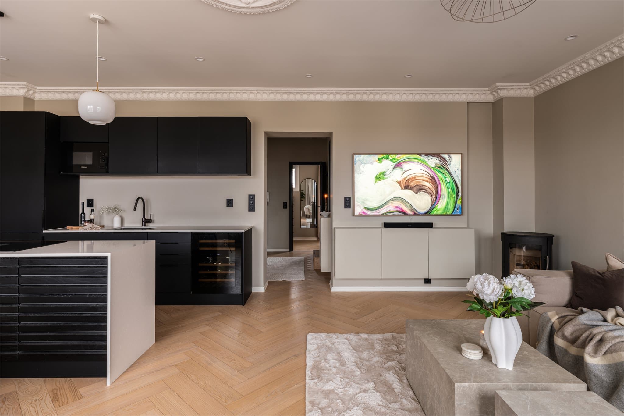 Gjennomgående materialvalg og farger skaper et helhetlig og rolig uttrykk.