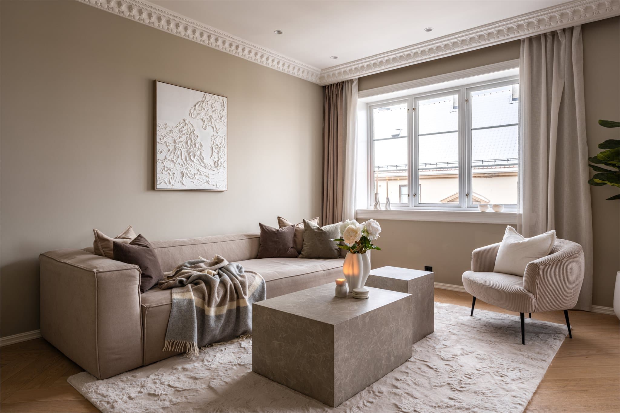 Malte, glatte vegger i en dempet fargepalett komplementerer de klassiske detaljene.