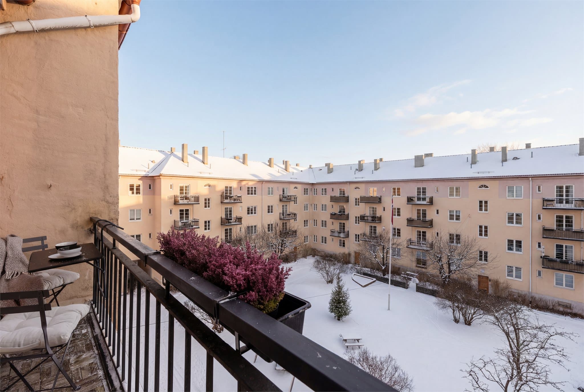 Bakgården er skjermet fra bystøy.