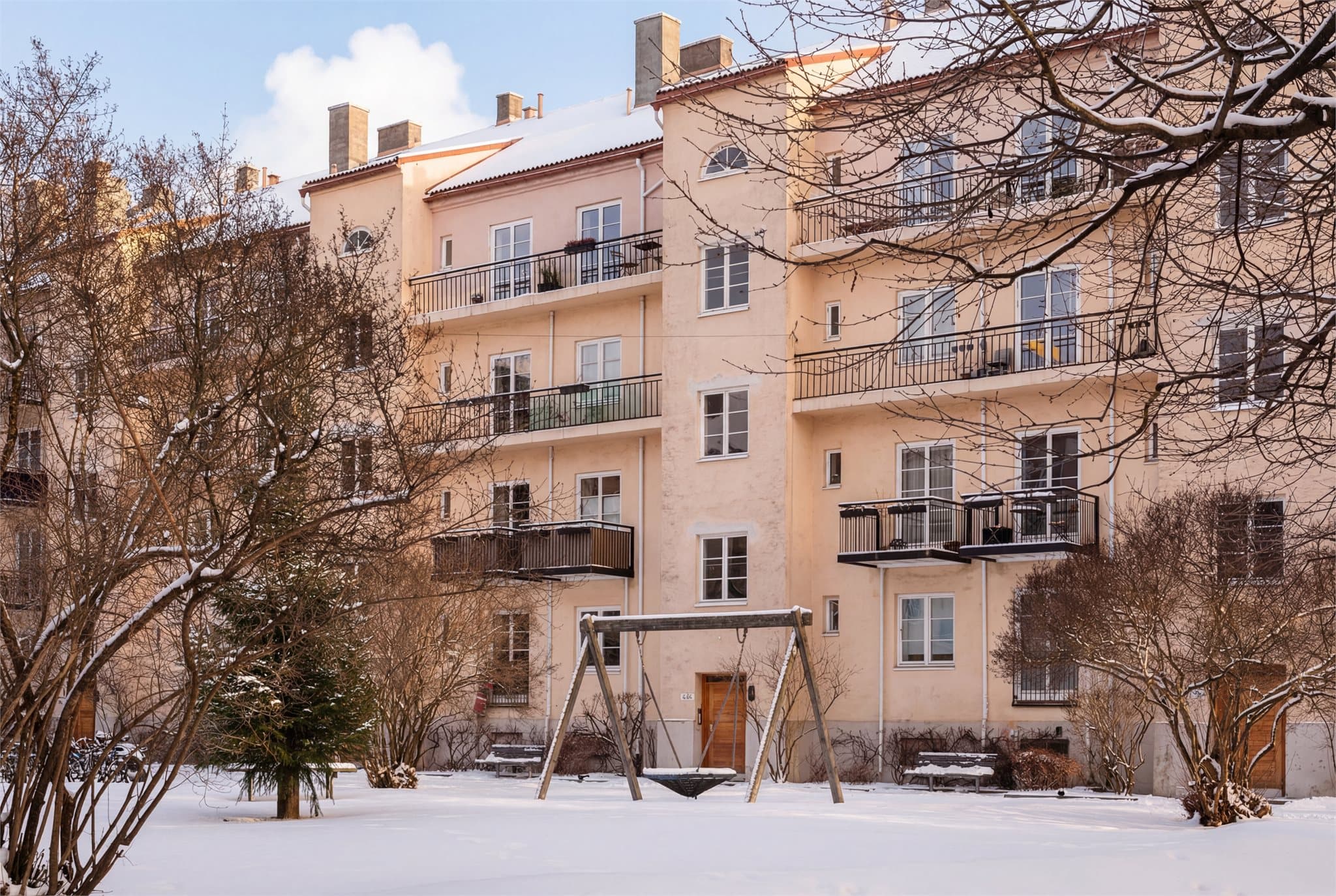 Et trygt og rolig sameie med hyggelige naboer i alle aldre og livsfaser. På sommerstid er bakgården en grønn lunge midt i byen.