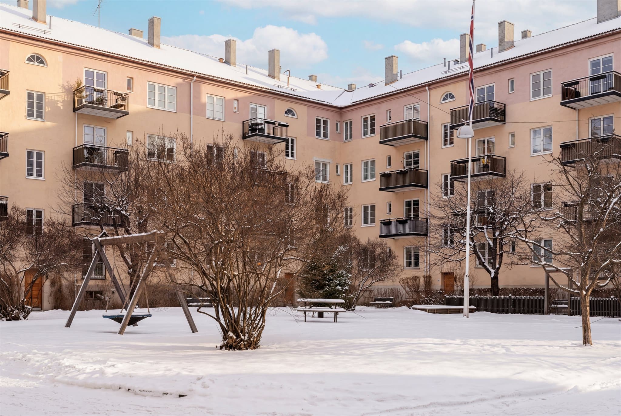 På varme sommerdager er Frognerparken, en kort spasertur unna, et naturlig samlingspunkt.