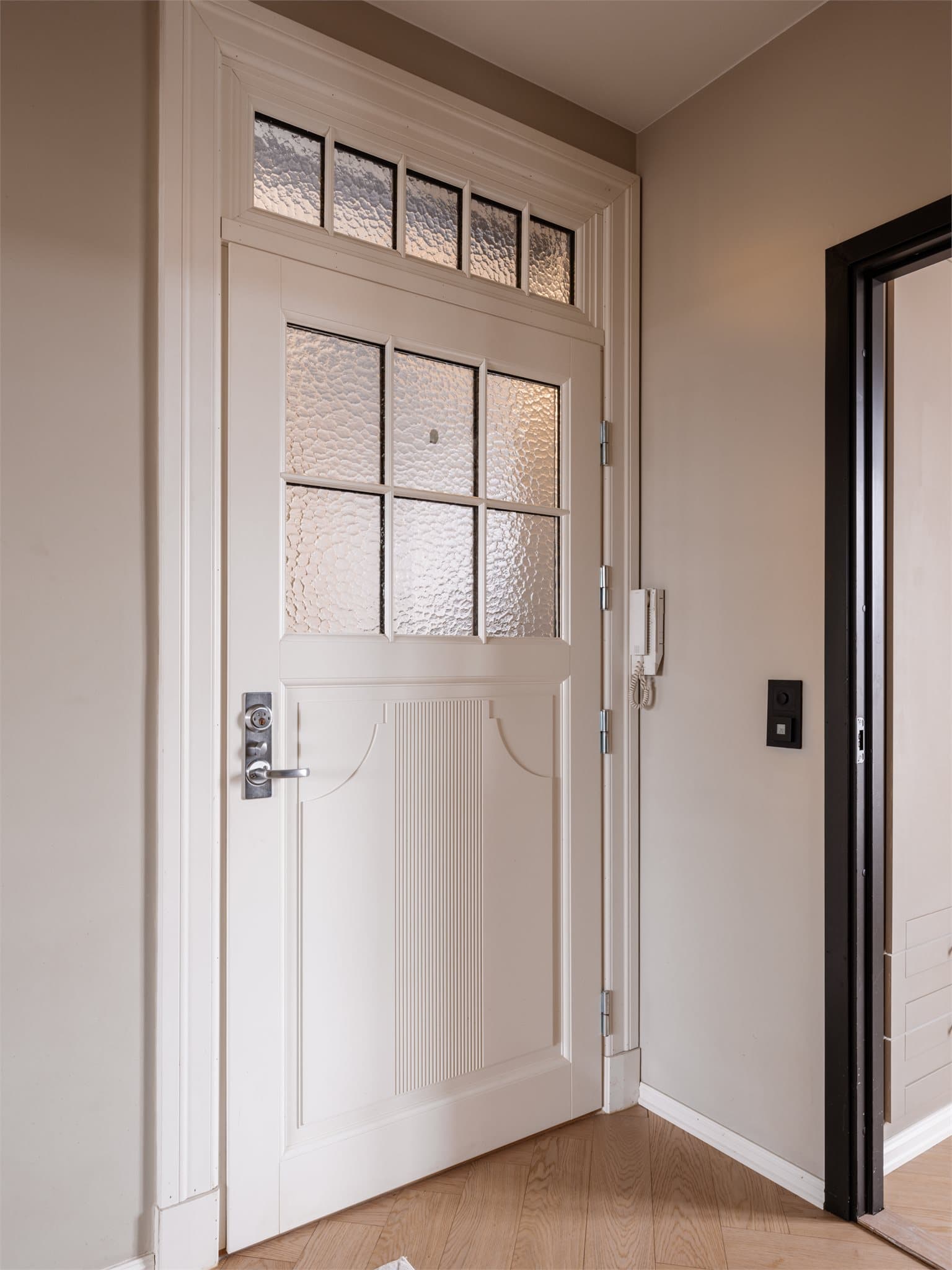 Representativ inngangsdør som ønsker deg velkommen inn.