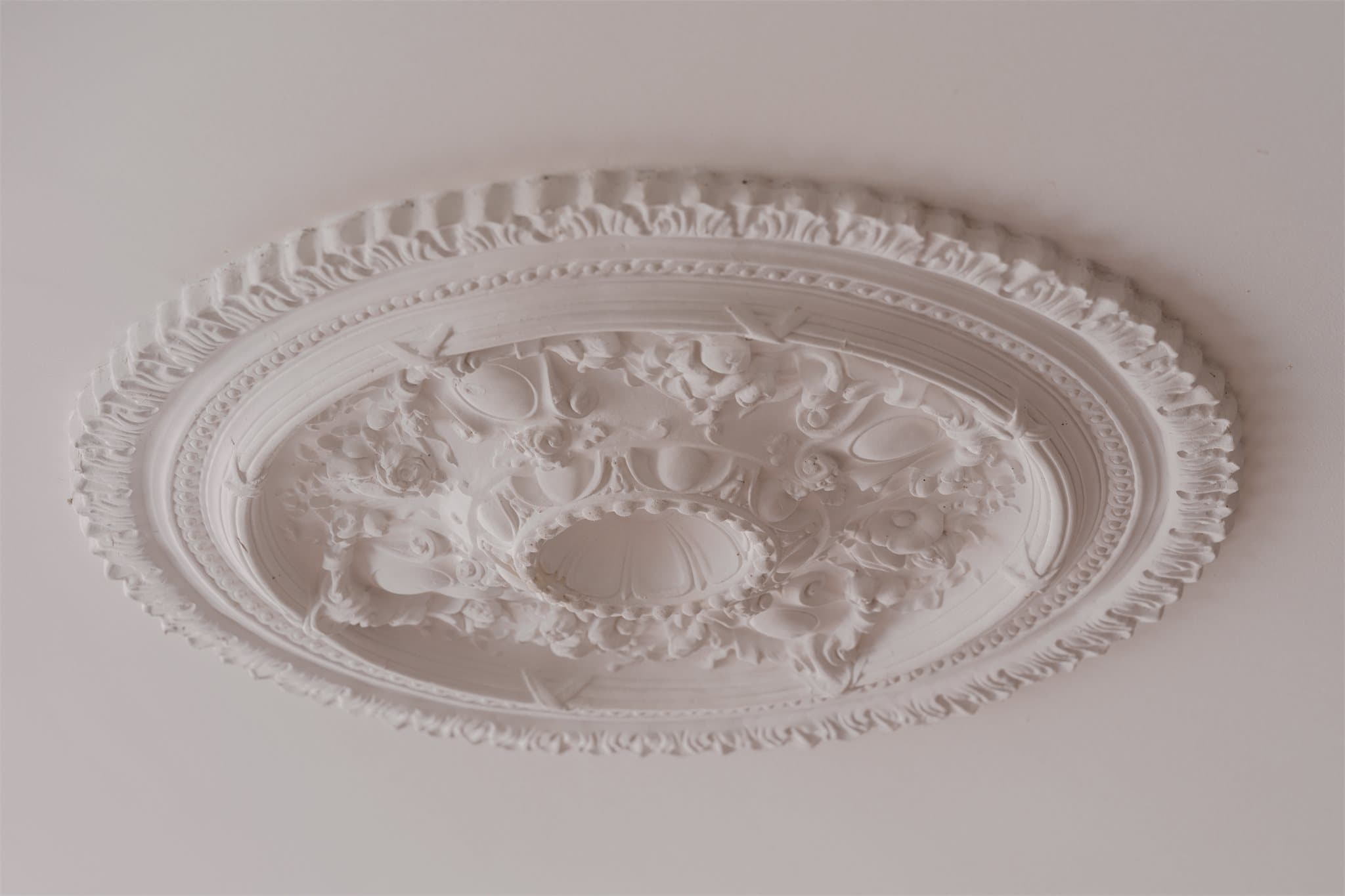 De vakre klassiske detaljene er gjennomgående. Rosetten er av støpt gips.