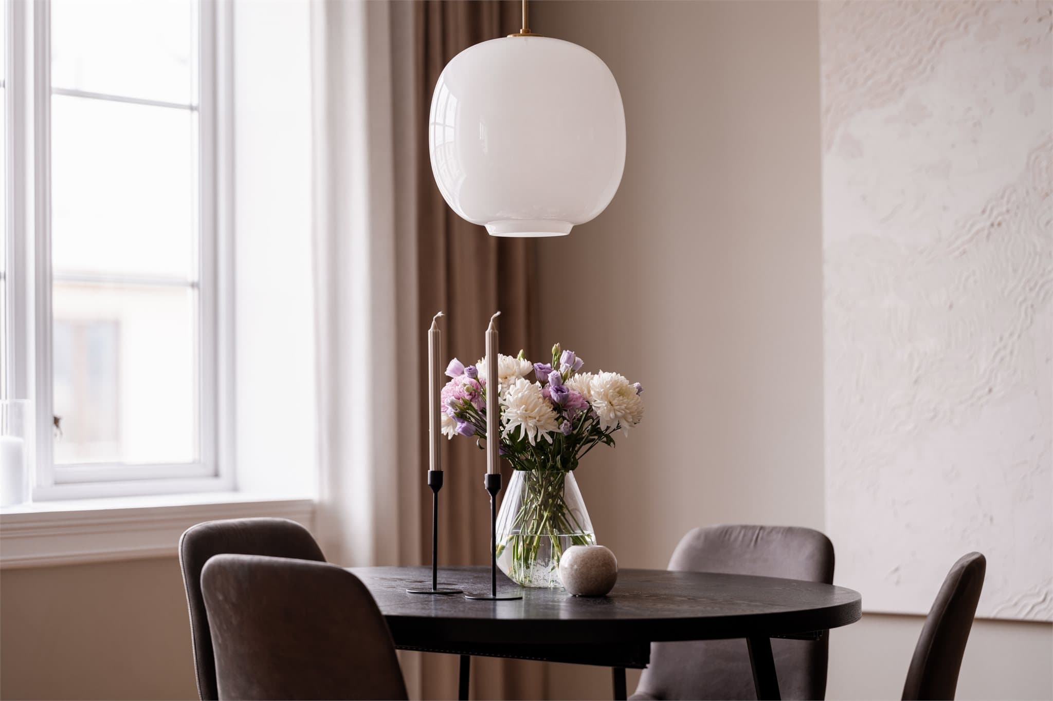 Påkostede Radiohus-lamper fra Illums understreker den gjennomførte stilen.