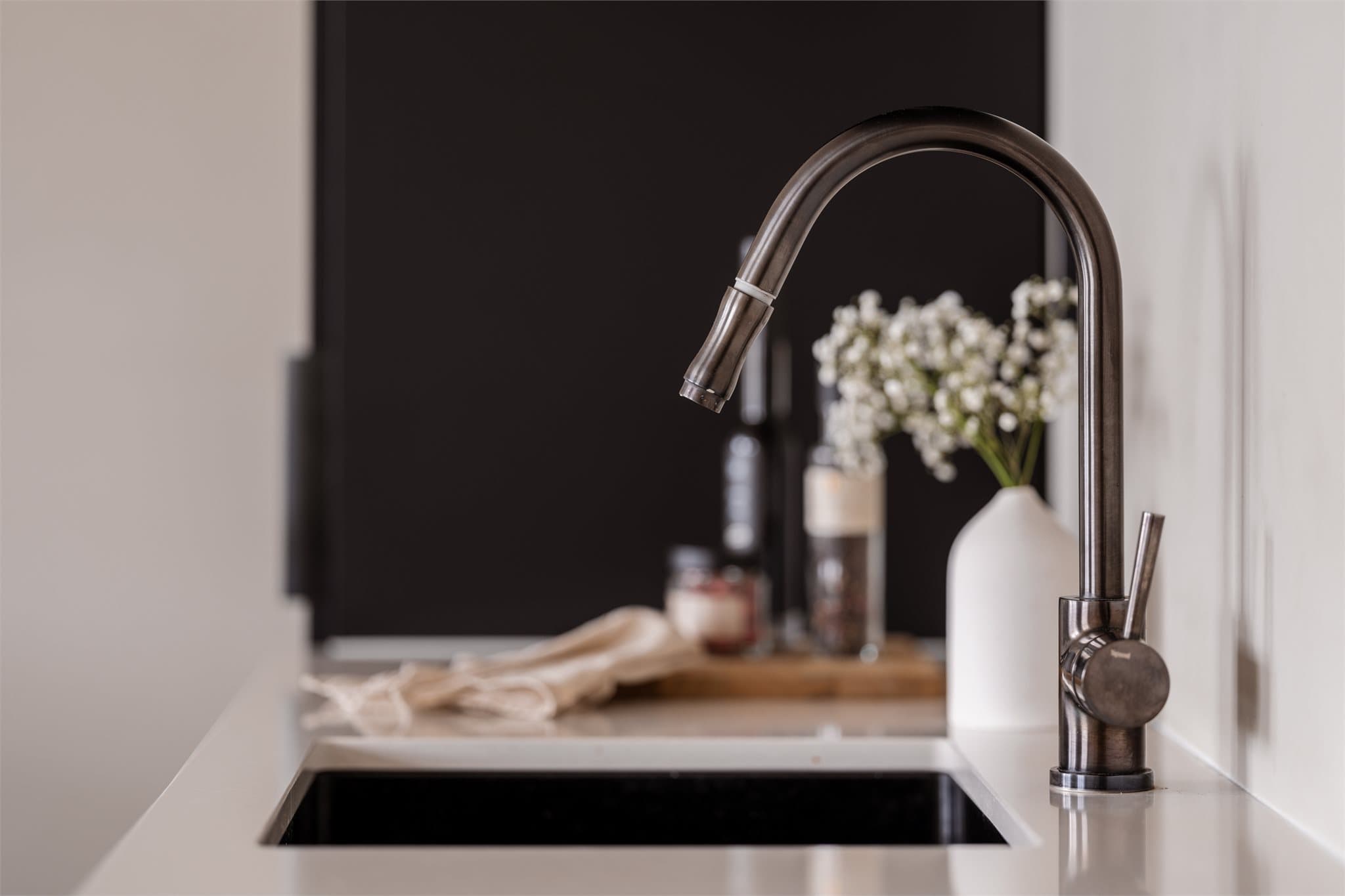 Stilrent armatur fra Tapwell i mørk utførelse på kjøkkenet.