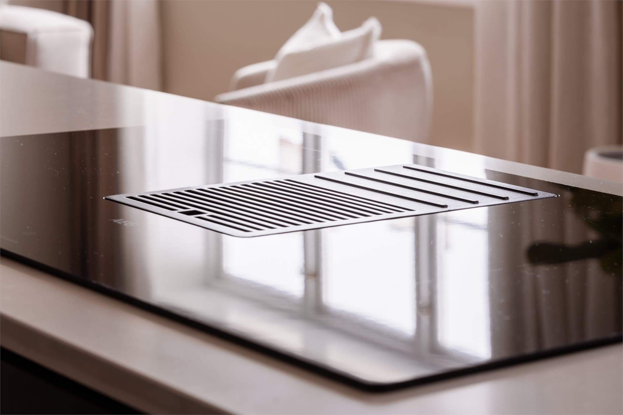 Induksjonstoppen har en smart, integrert kullfiltervifte for effektivt avtrekk.