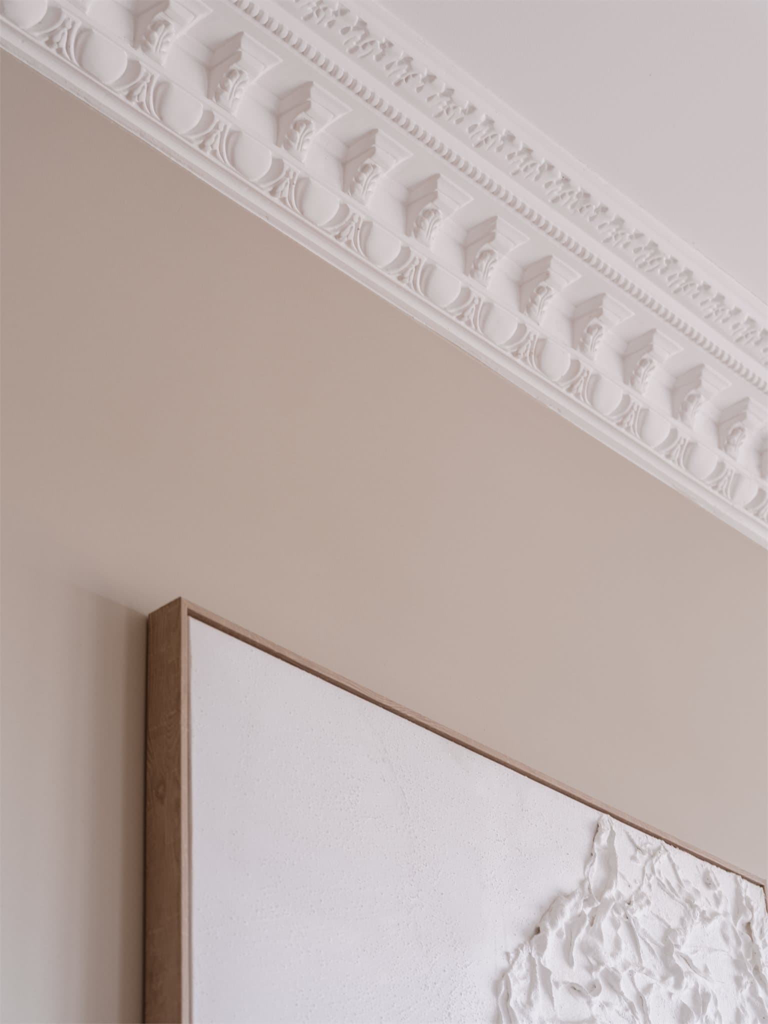 Detaljert stukkatur langs taket gir et eksklusivt og tidløst preg.