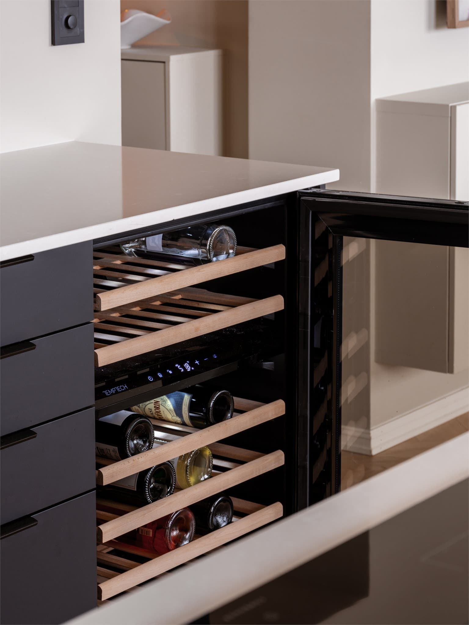 Det integrerte vinskapet gir optimale lagringsforhold for vinen din.