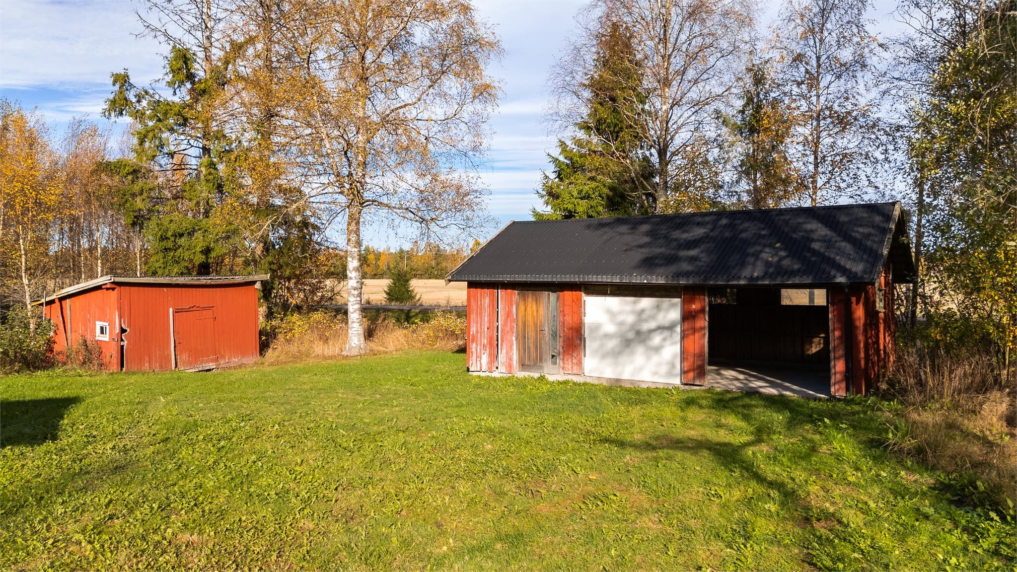 På eiendommen finner du også en garasje-/uthusbygning med plass til oppbevaring og parkering under tak.