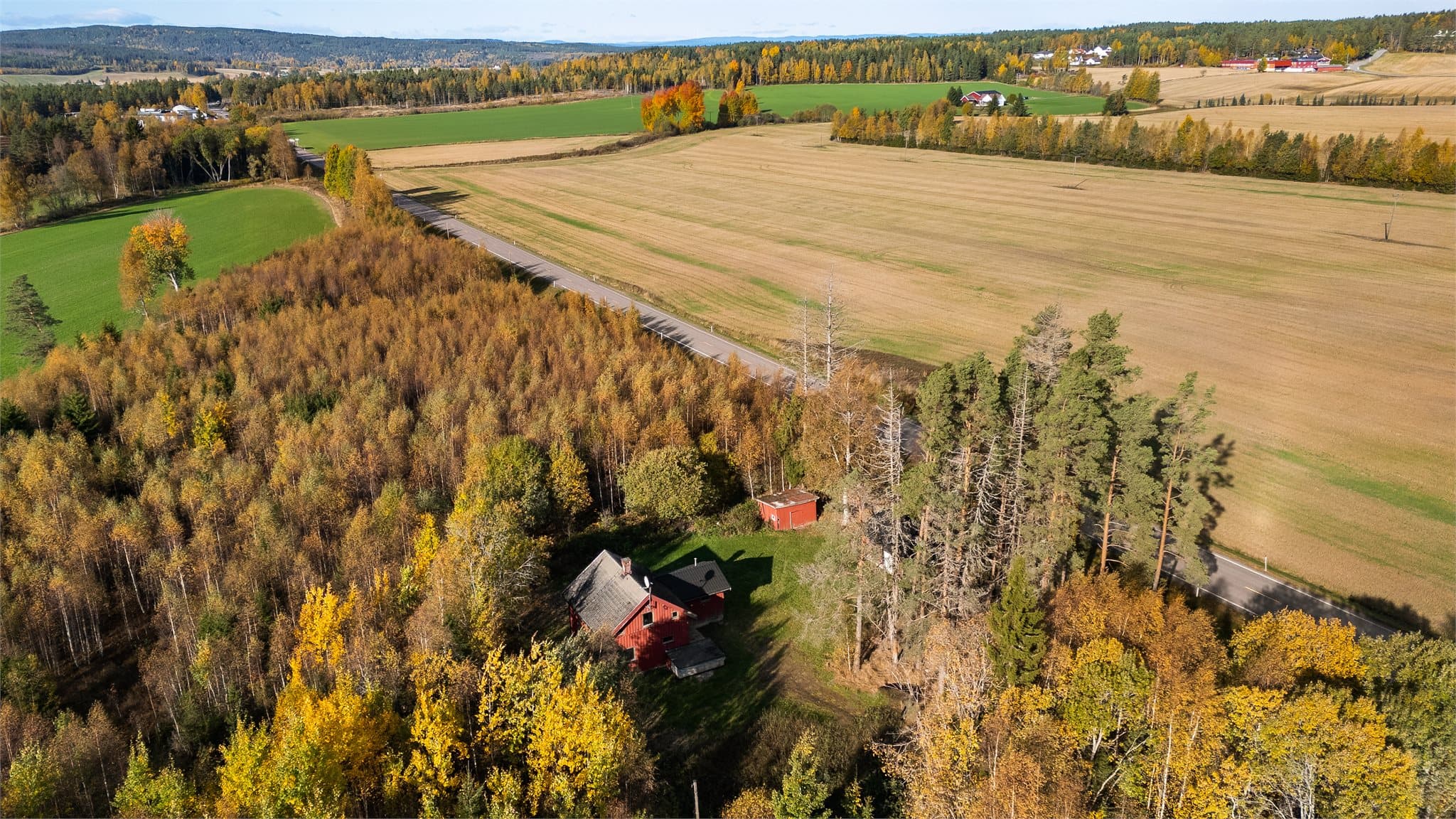 Velkommen til Korsmoveien 3! Landlig og naturskjønn beliggenhet, omgitt av skogholt og åpne jordbrukslandskap.