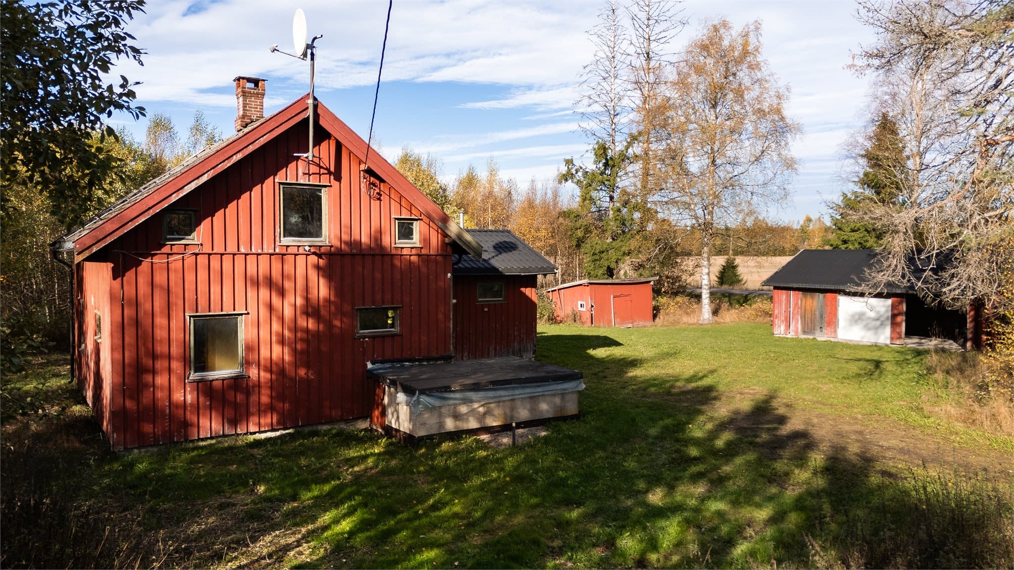 Eiendommen har flere frittstående uthus som gir muligheter for oppbevaring.