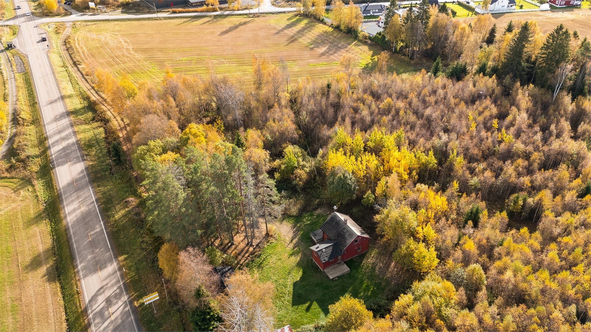 Eiendommen ligger i et område preget av store jordbruksarealer, skog og spredt bebyggelse.