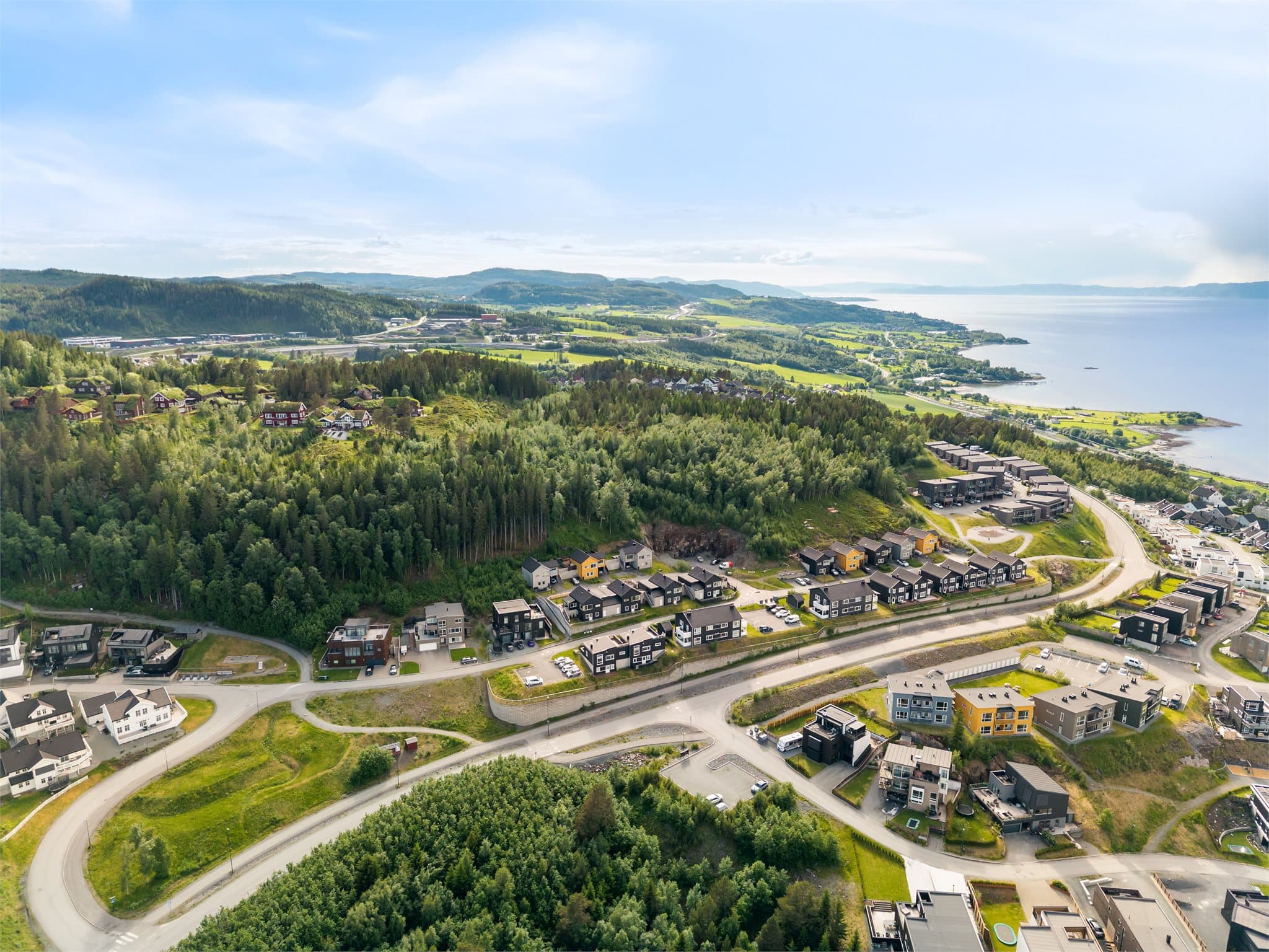 Her får du en attraktiv beliggenhet med ca. 20 minutters kjøretur til Trondheim og kun ca. 10 minutter til Stjørdal og Værnes lufthavn.