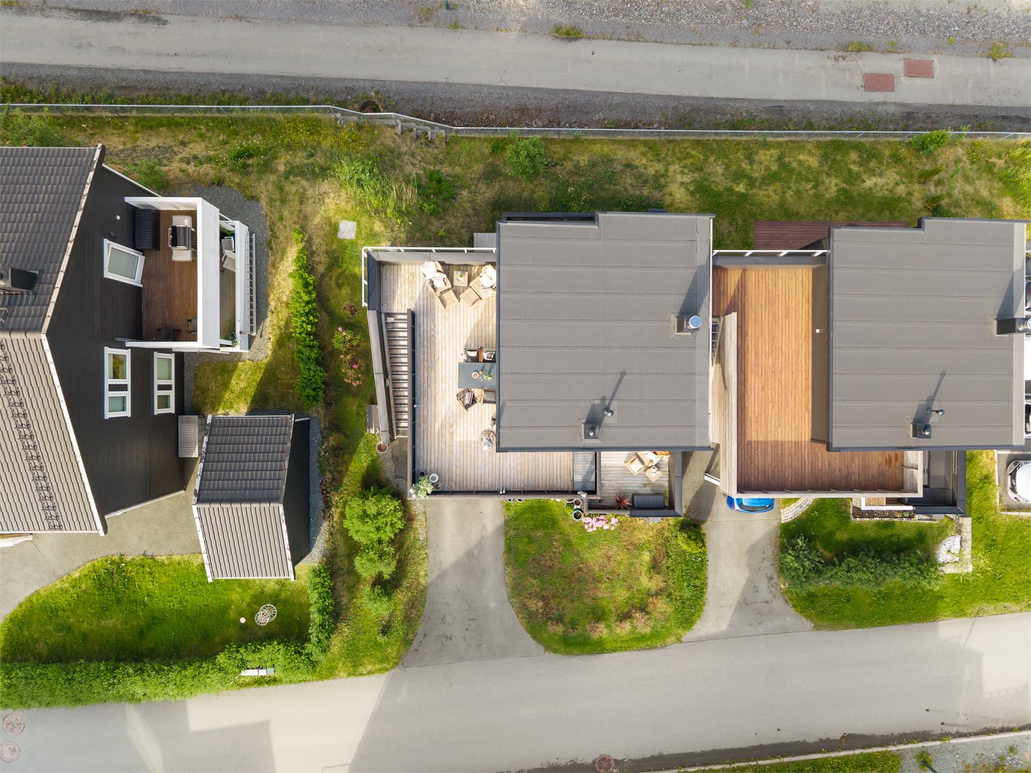 Eiendommen har flere flotte uteplasser - på fremsiden, baksiden og på taket.