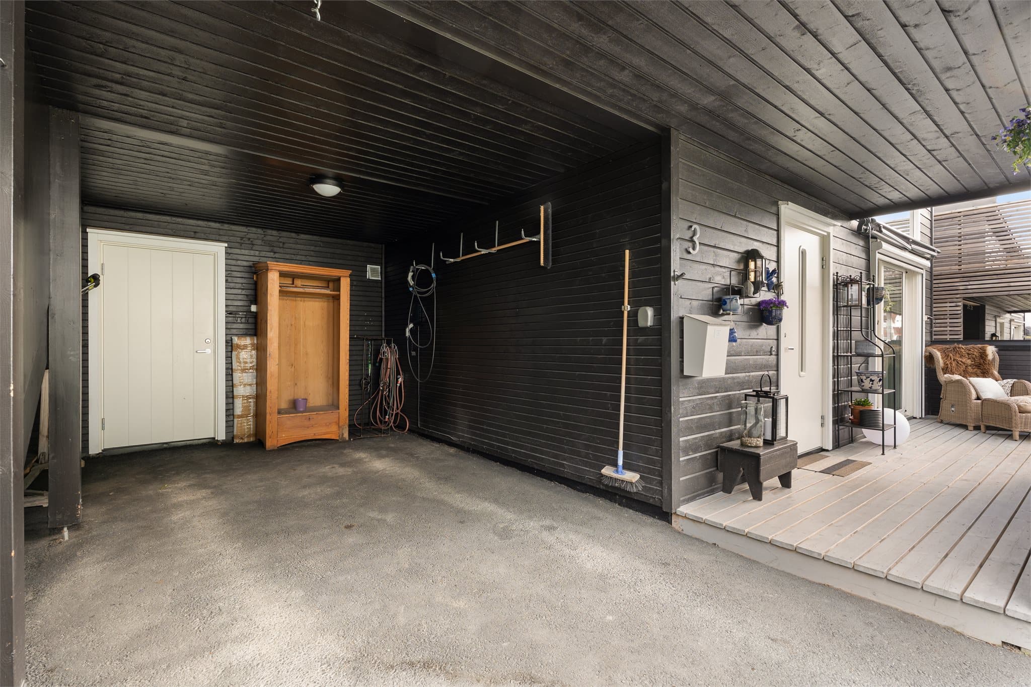 Carport med elbillader og praktisk tilgang til utvendig bod med gode oppbevaringsmuligheter.