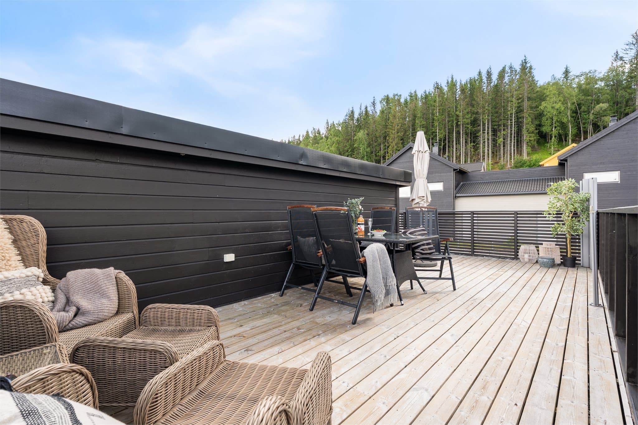Takterrassen har god plass til ønsket møblering og innbyr til hyggelige uteopphold.