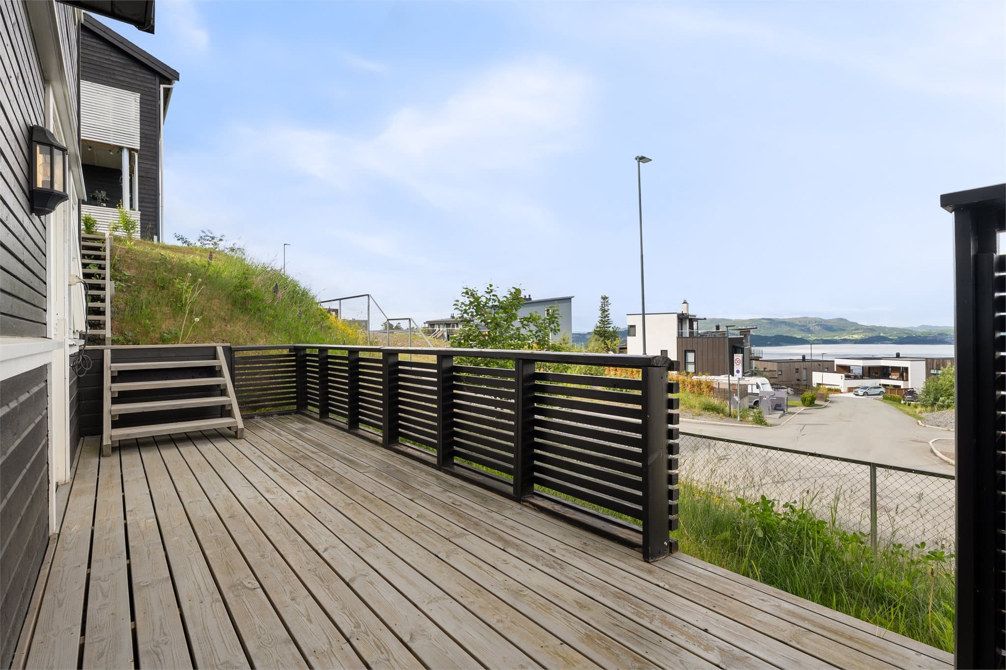 Terrassen har rikelig med plass til utemøbler og hyggelige uteopphold.