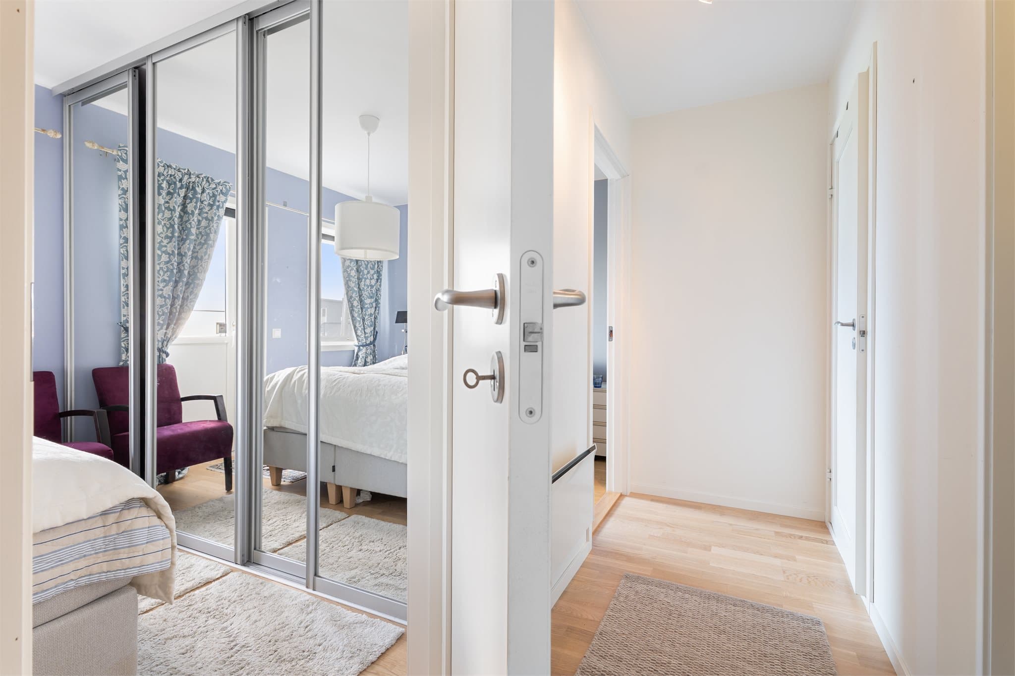 Hovedsoverommet har en integrert garderobe med skyvedører som gir gode oppbevaringsmuligheter.