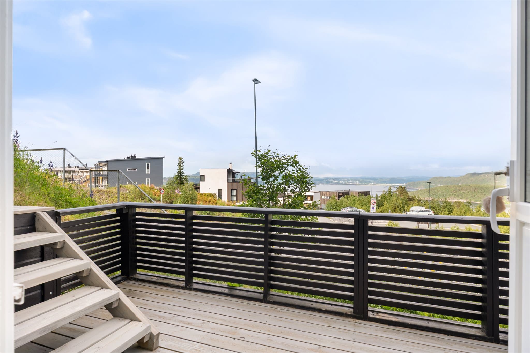 Fra hovedsoverommet er det direkte utgang til en ca. 11 kvm stor terrasse med flotte utsiktsforhold.