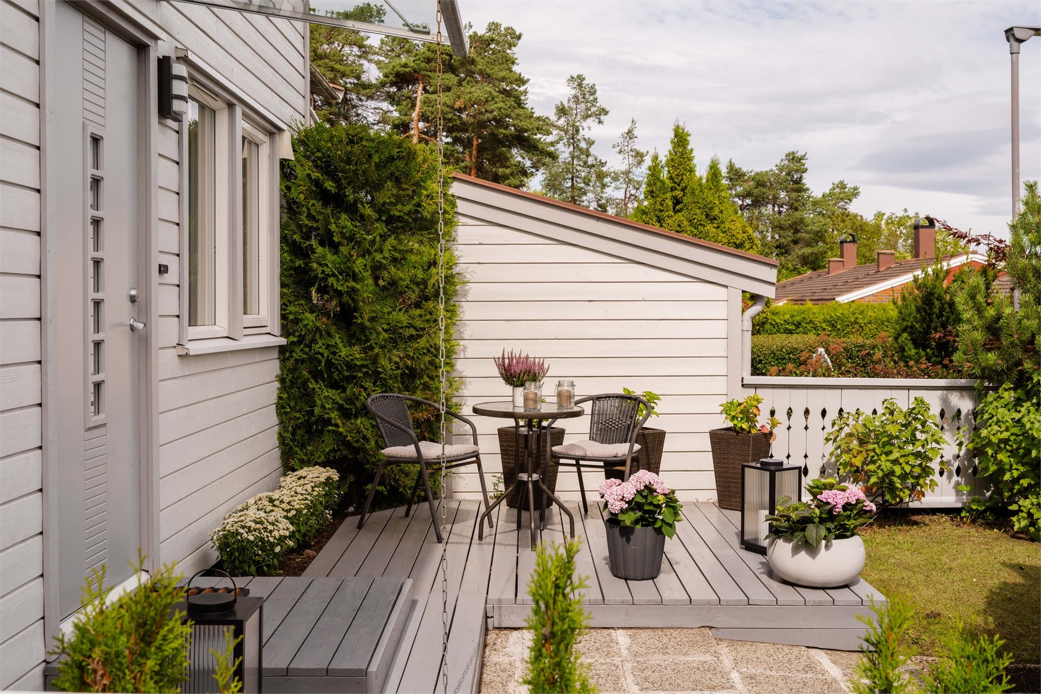 Ved inngangspartiet er det en terrasseplatting med plass til en sittegruppe.