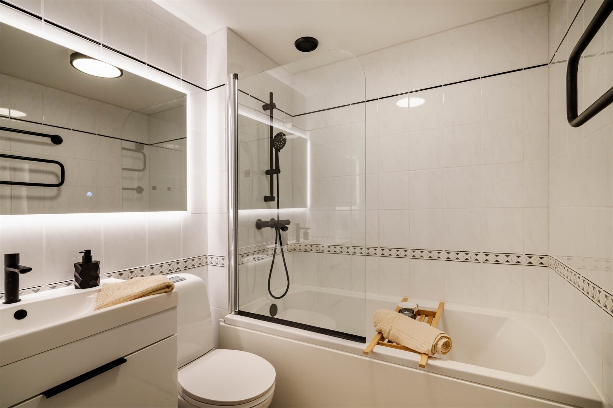 Badet i andre etasje er utstyrt med badekar og har elektrisk gulvvarme.