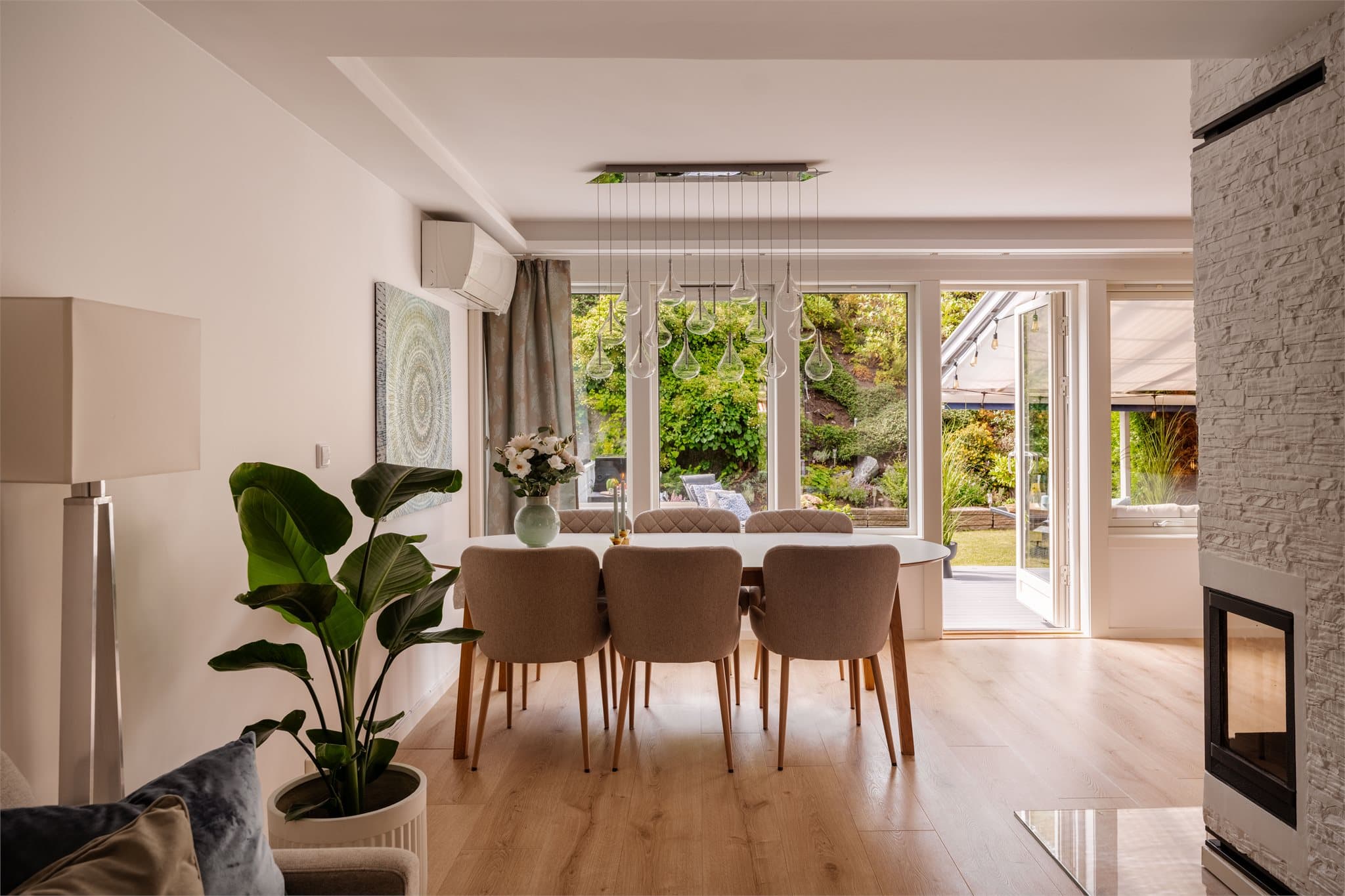 Fra spisestuen er det utgang til en vestvendt og skjermet terrasse.