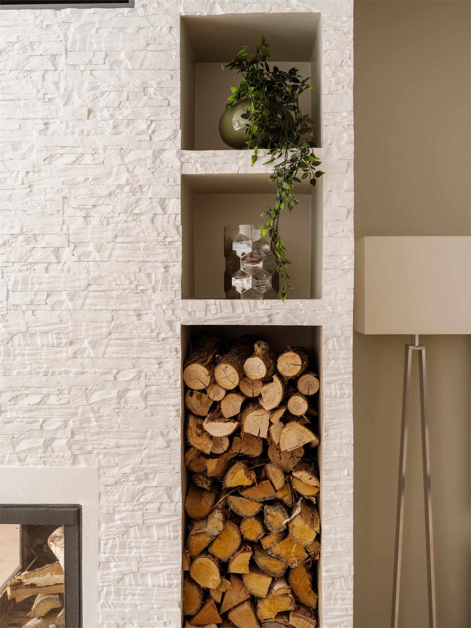 Peis med innsats for ekstra varme og hygge, med praktisk vednisje.