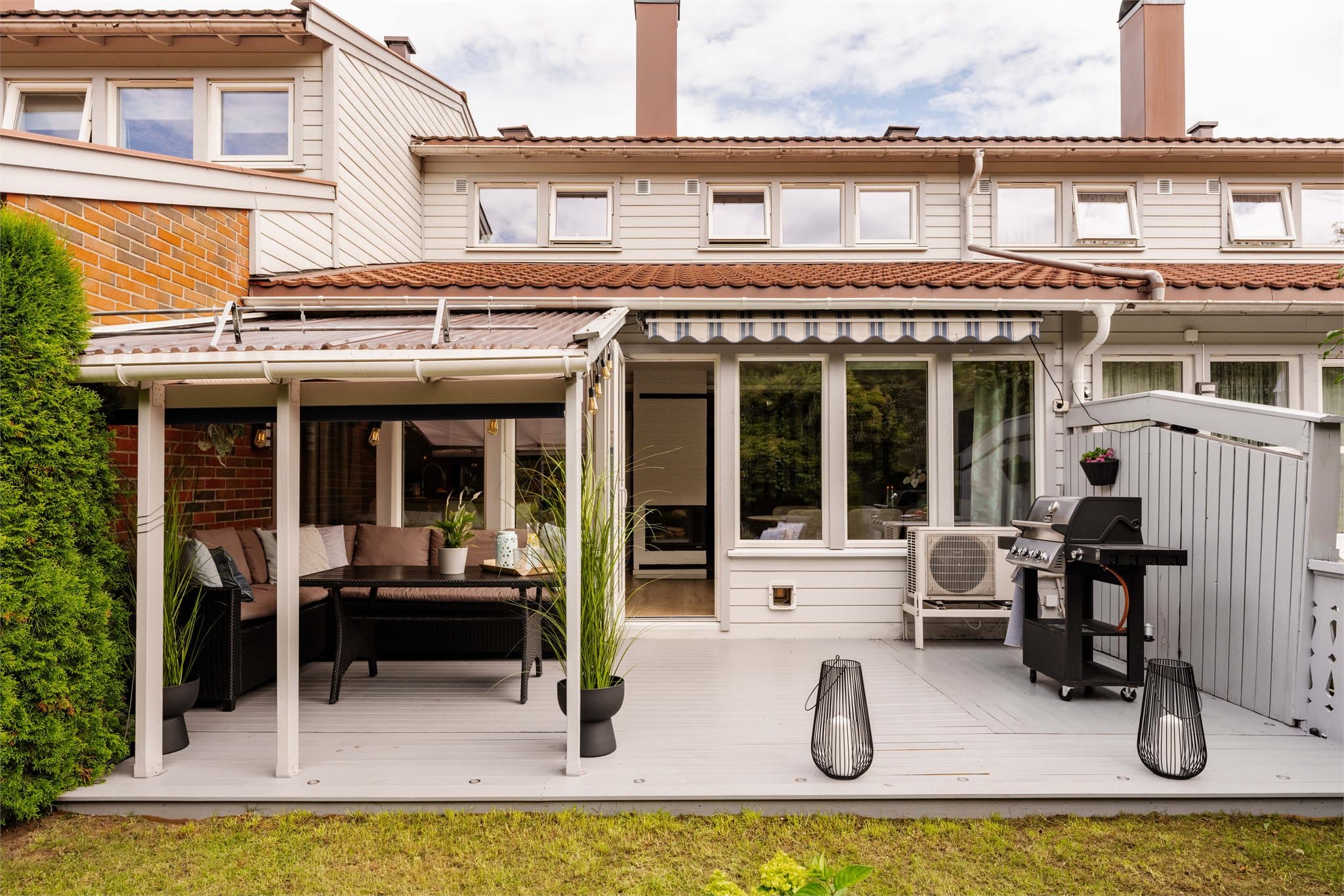 Boligen har en usjenert hage og to uteplasser på hver sin side av huset.