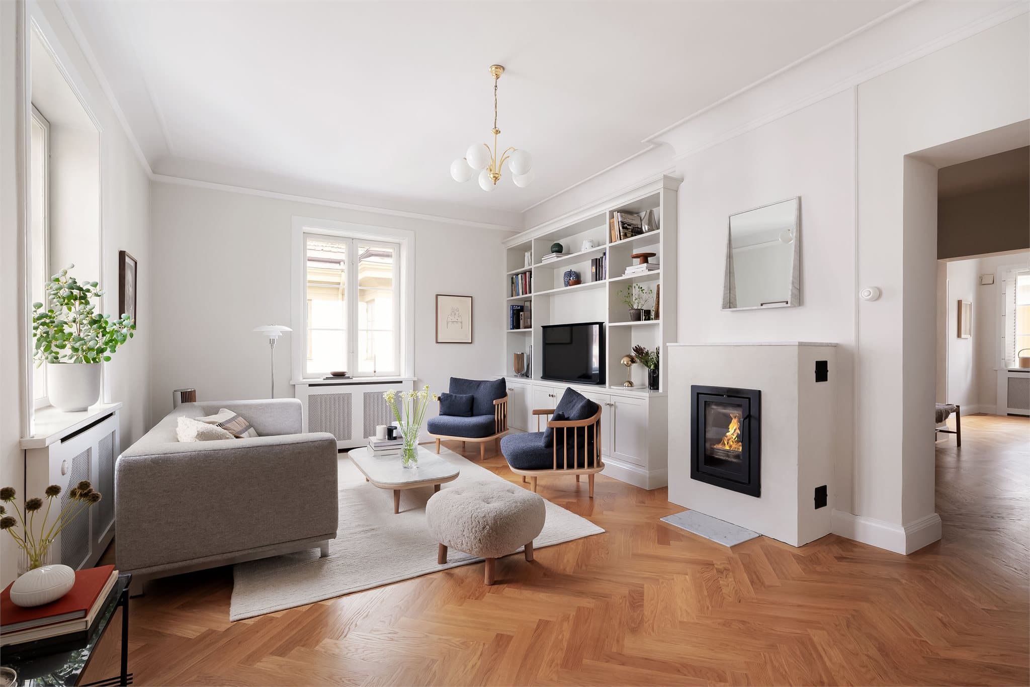 Stuen har en sjenerøs takhøyde på 2,80 meter, som gir en luftig og eksklusiv romfølelse.