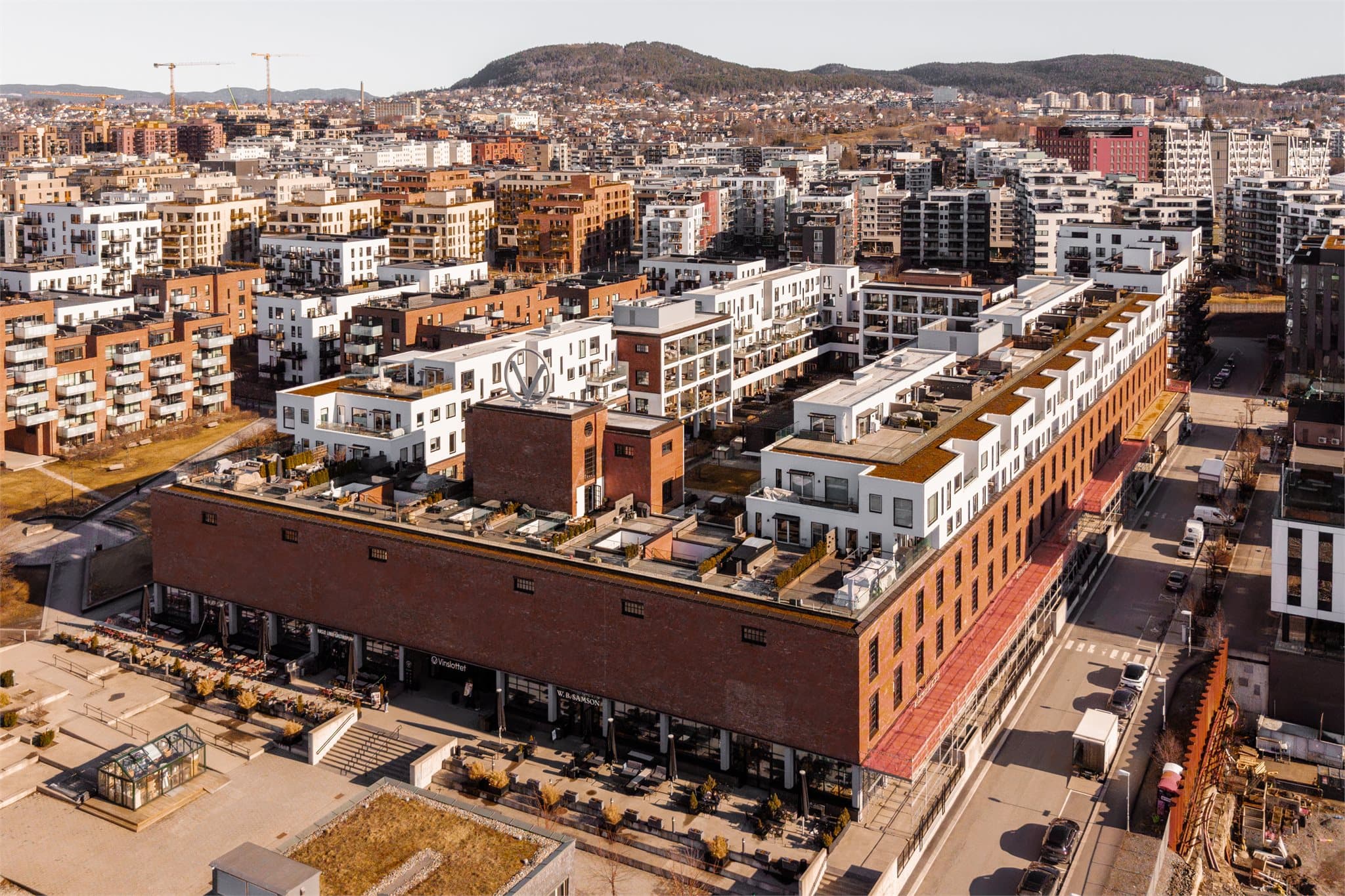 Området har gjennomgått en omfattende transformasjon de siste årene, hvor tidligere industribygg har blitt erstattet av moderne boliger og næringslokaler.