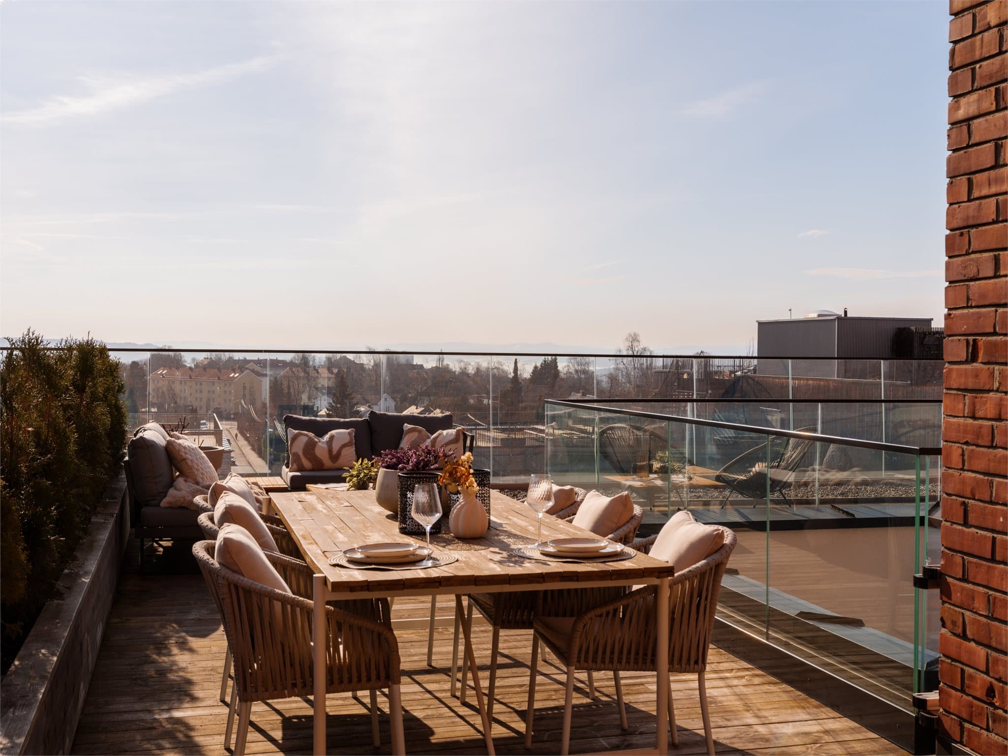 Takterrassen byr på god plass til både spiseplass, loungegrupper og alt dere måtte ønske.