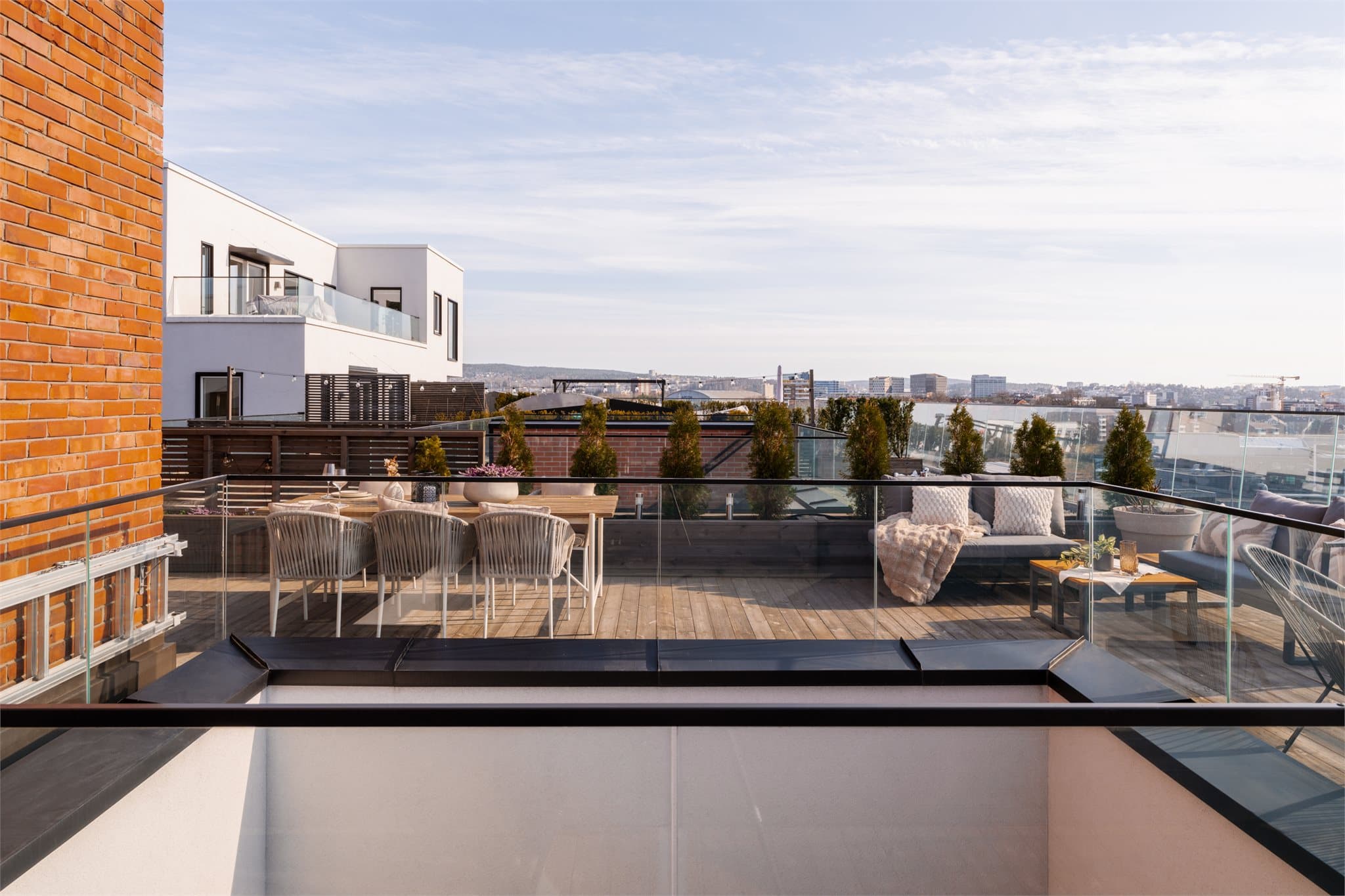 Solrik og privat, med flott utsikt og god plass til både spisegruppe og loungemøbler.