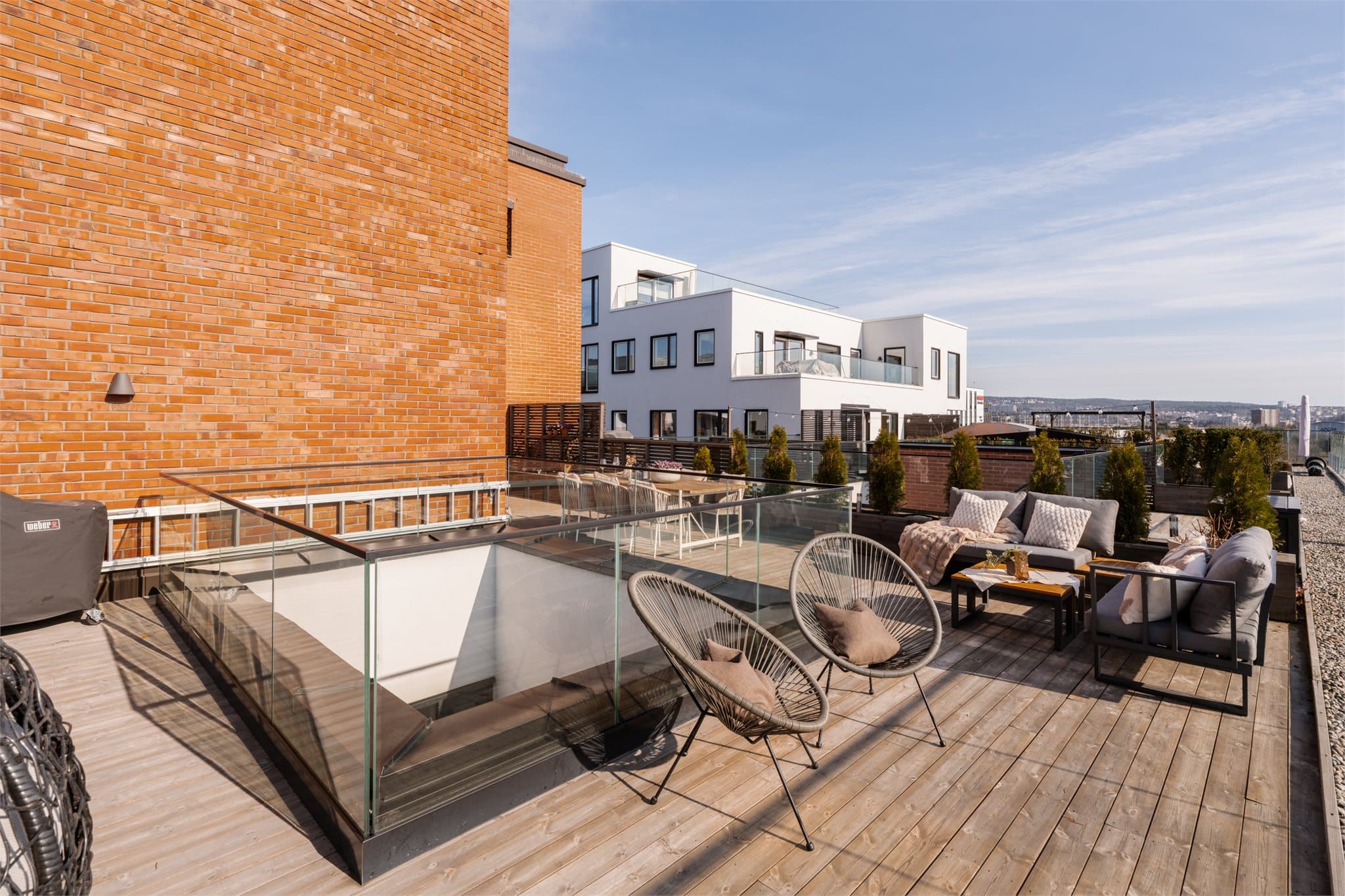 Det er montert utelys på veggene.