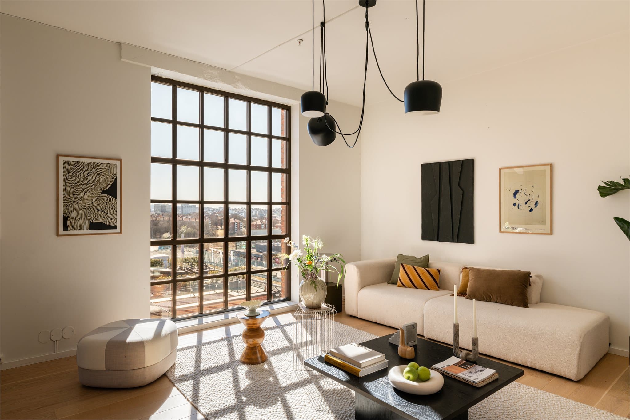 Stuen i toppetasjen i tårnet er en romslig og lys oppholdsplass med en moderne og elegant atmosfære.