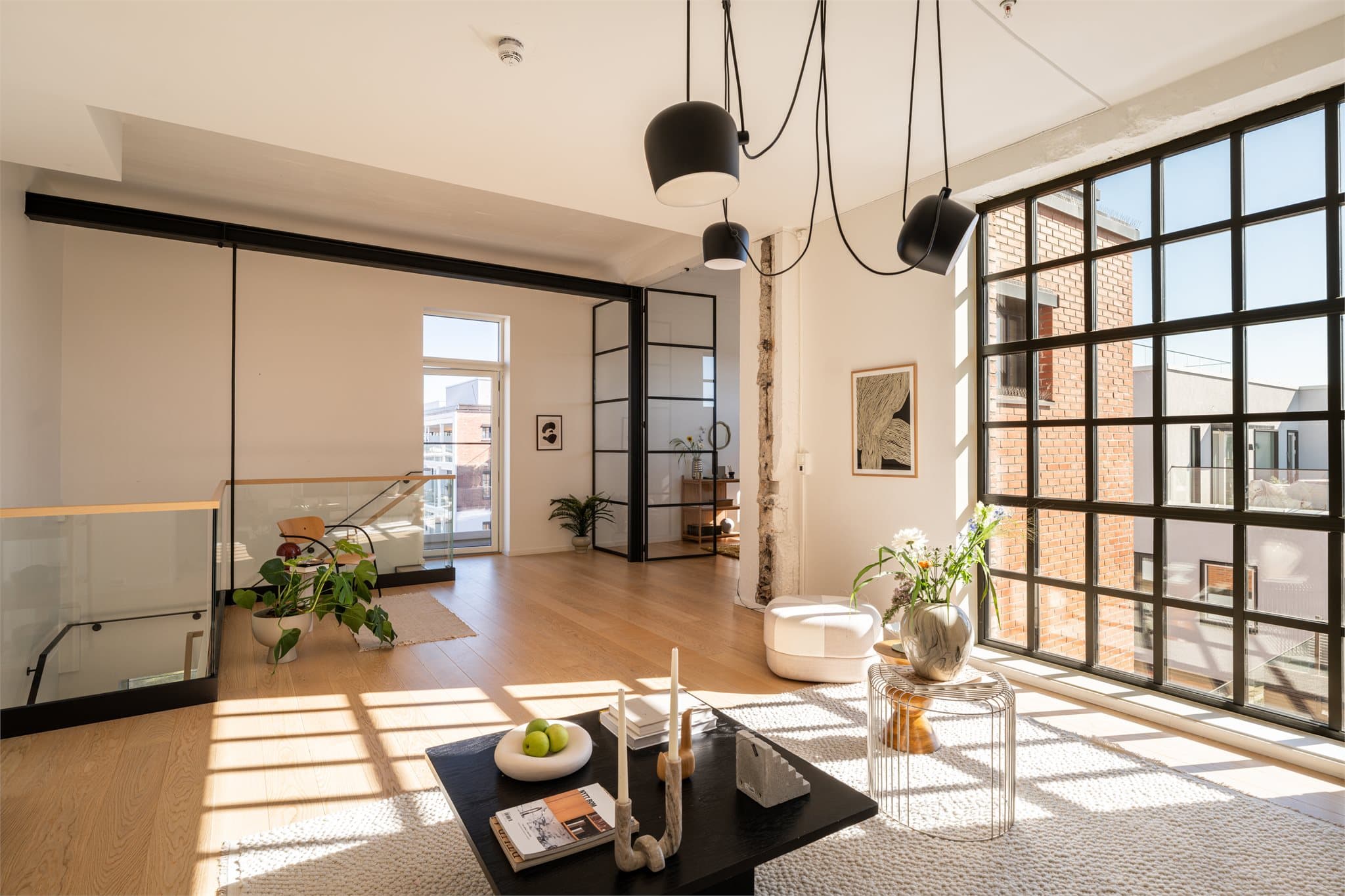 Hver etasje er utstyrt med gulvvarme i alle rom.