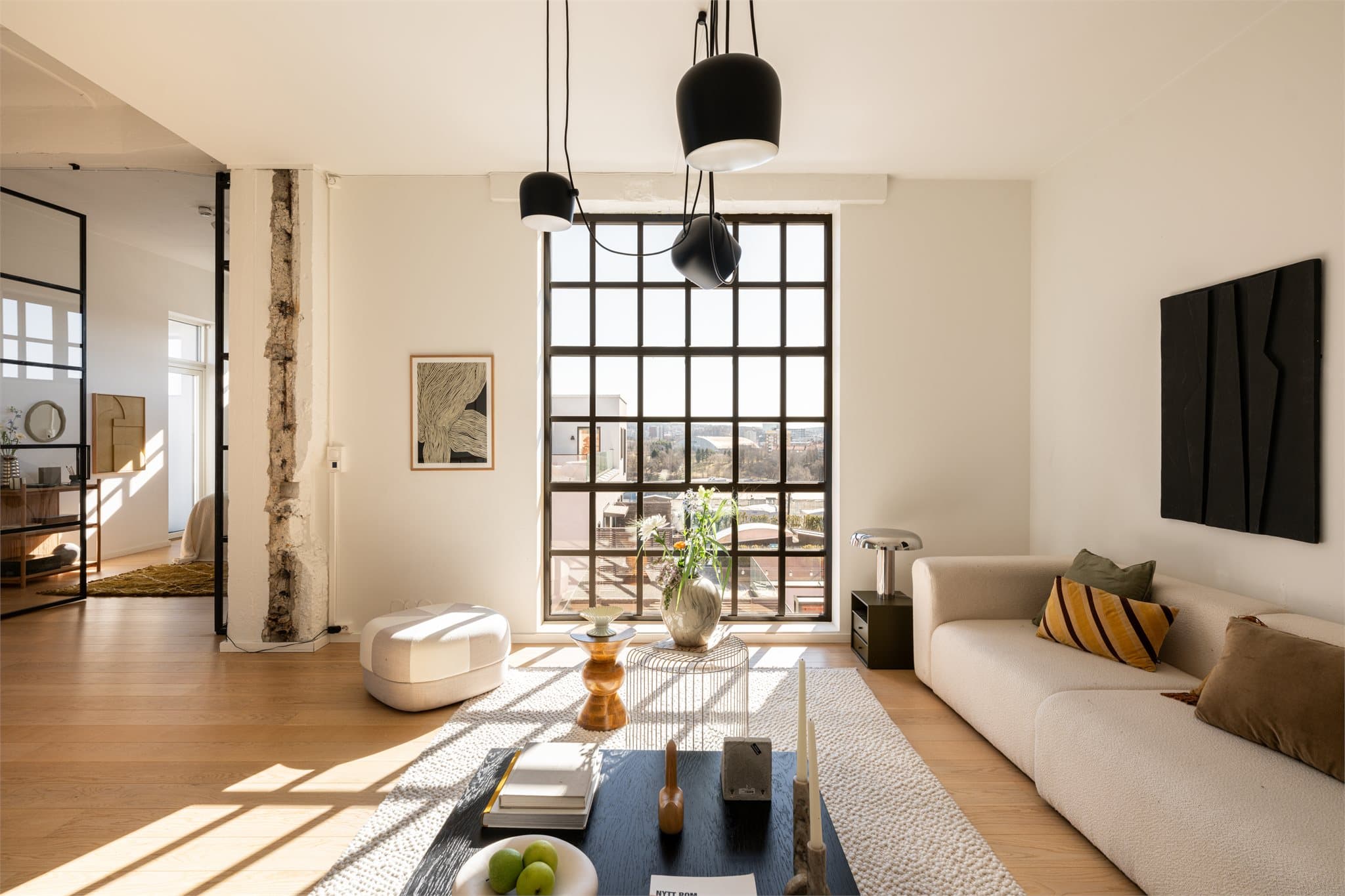 En spektakulær fabrikkleilighet over tre etasjer i det prisbelønte Vinslottet på Hasle.