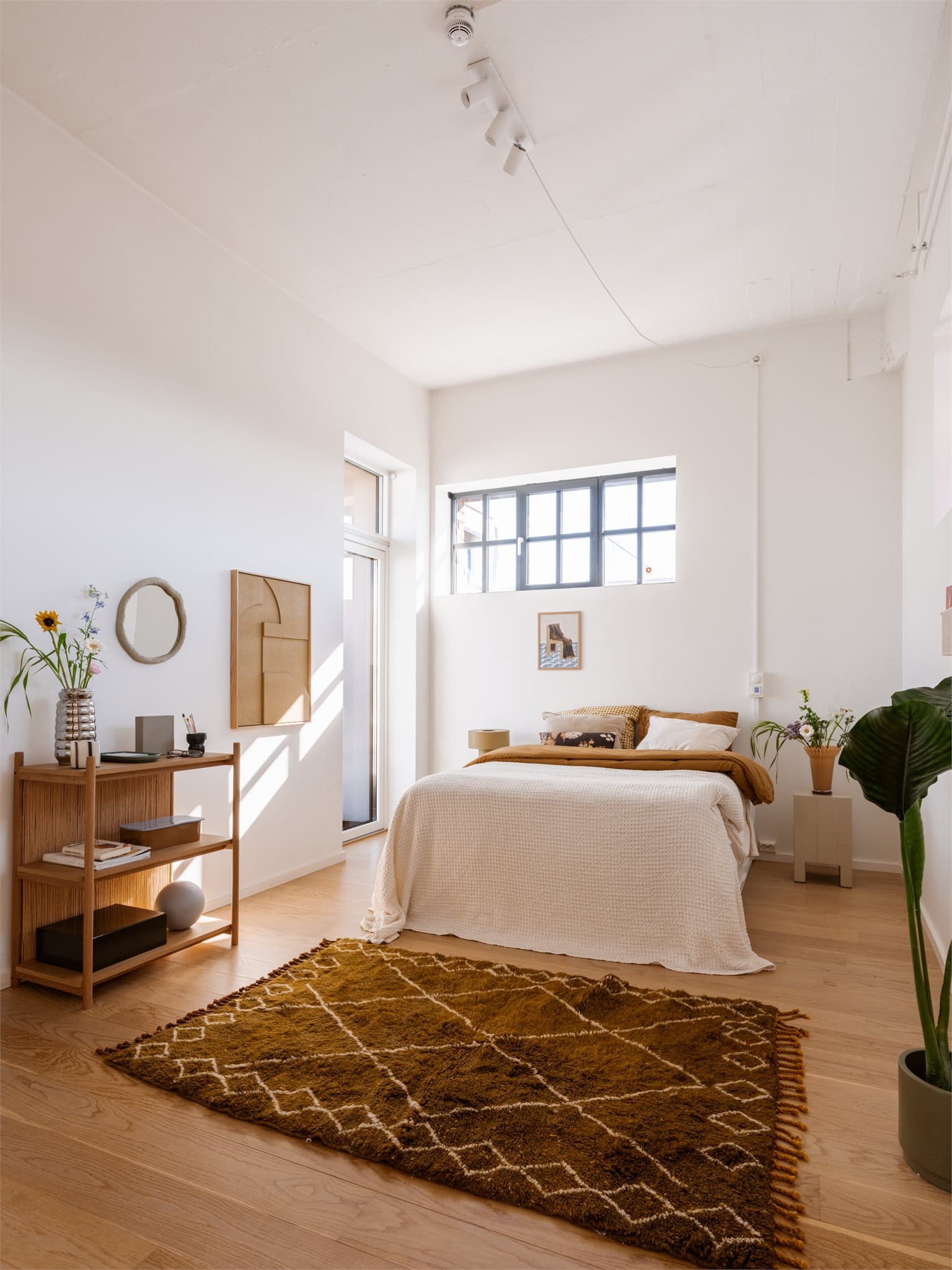 Soverommet er luftig med generøs takhøyde og mye naturlig lys.