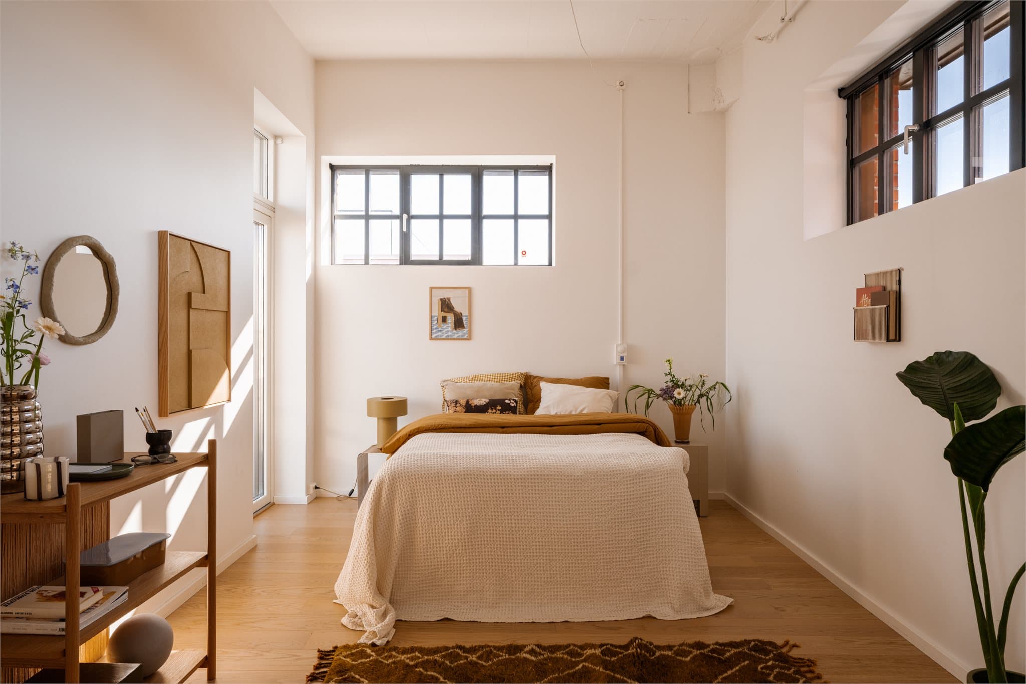 Rommet har gode møbleringsmuligheter med plass til stor dobbeltseng, nattbord og garderobeløsninger.