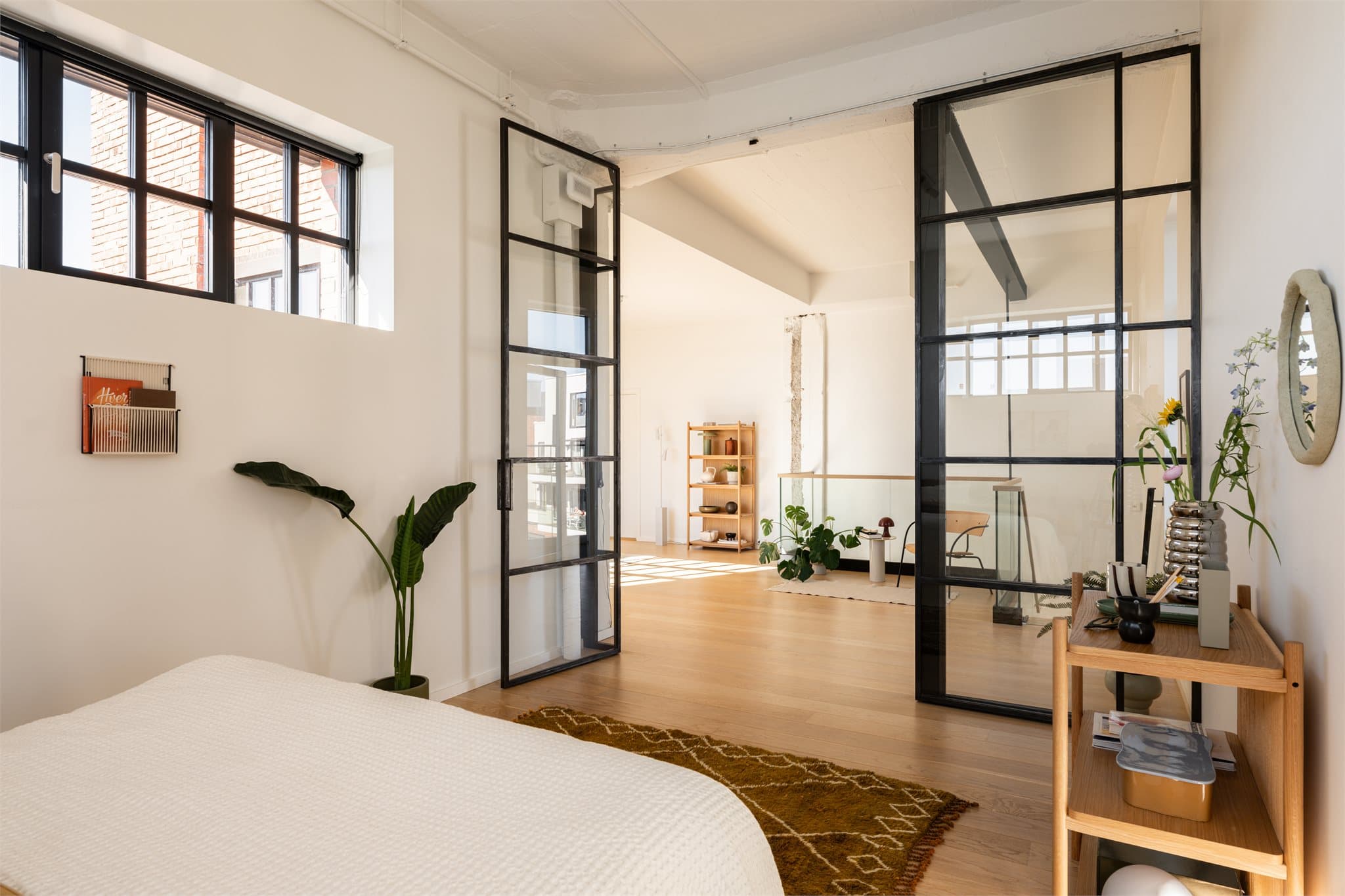 Glassveggene gir et moderne preg, samtidig som det slipper inn rikelig med lys.