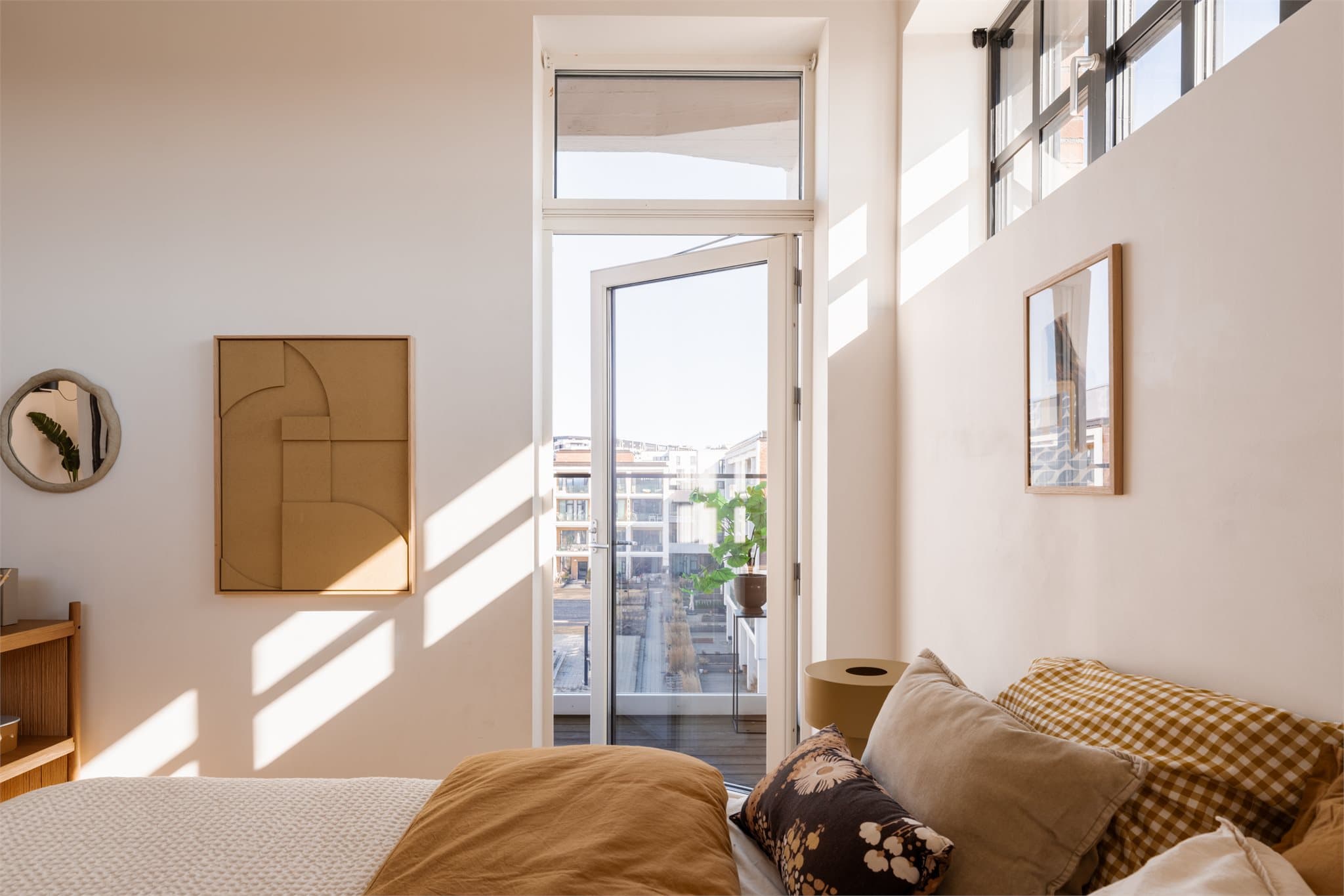 Soverommet har utgang til den nordøstvendte balkongen målt til 14 m².