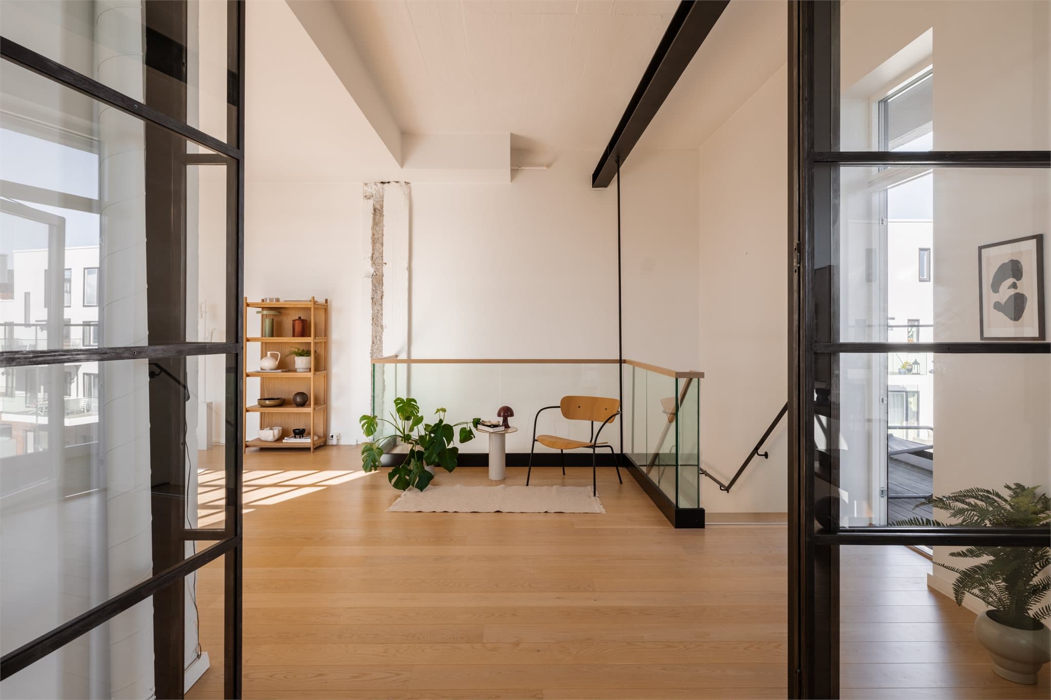 Etasjen har god takhøyde på henholdsvis 2,91 meter og 3,36 meter, noe som gir en luftig og åpen følelse.