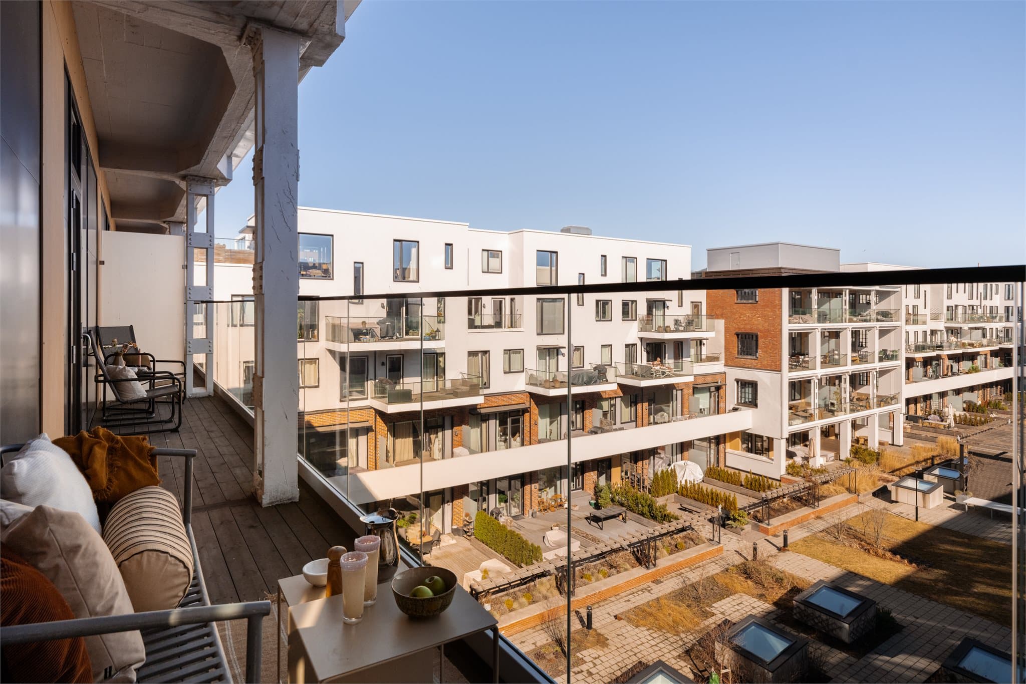 Balkongen byr på rikelig med plass til flere sittegrupper, samt flott utsyn mot et vakkert gårdsrom.