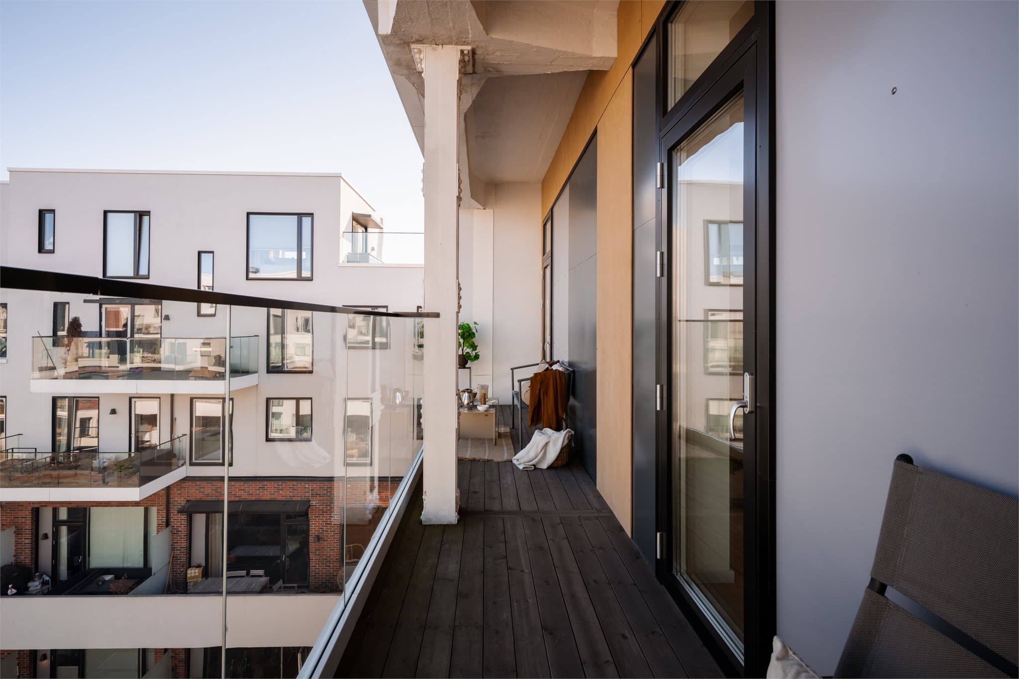 Balkongen egner seg perfekt for morgenkaffen eller en rolig stund ute i frisk luft.