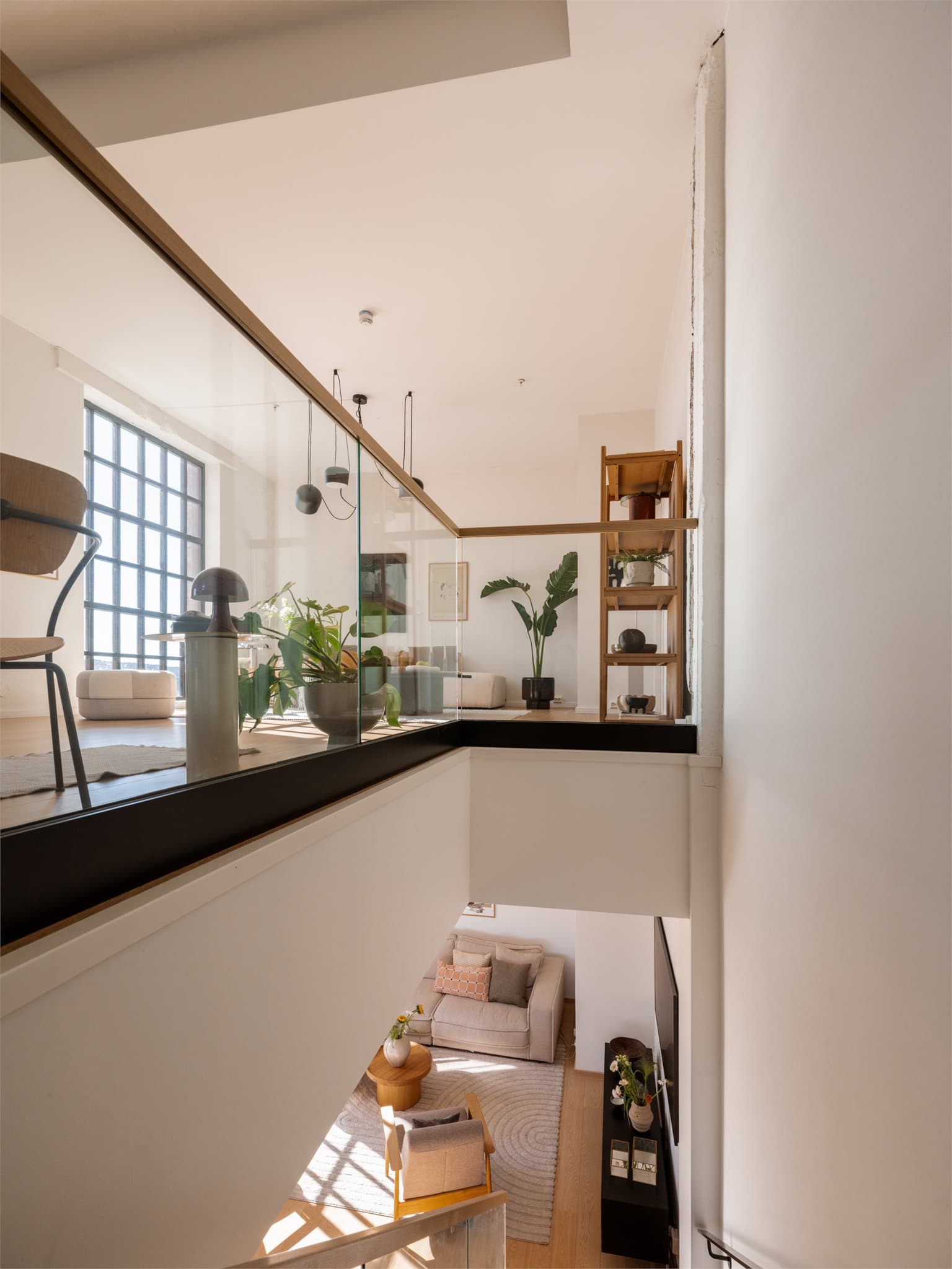 Åpne og luftige trapperom binder rommene naturlig sammen.