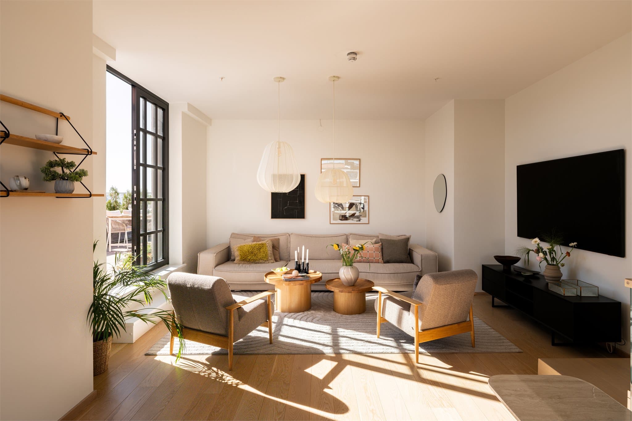 Stuen har adkomst til to fantastiske uteområder som gjør etasjen spesielt attraktiv.