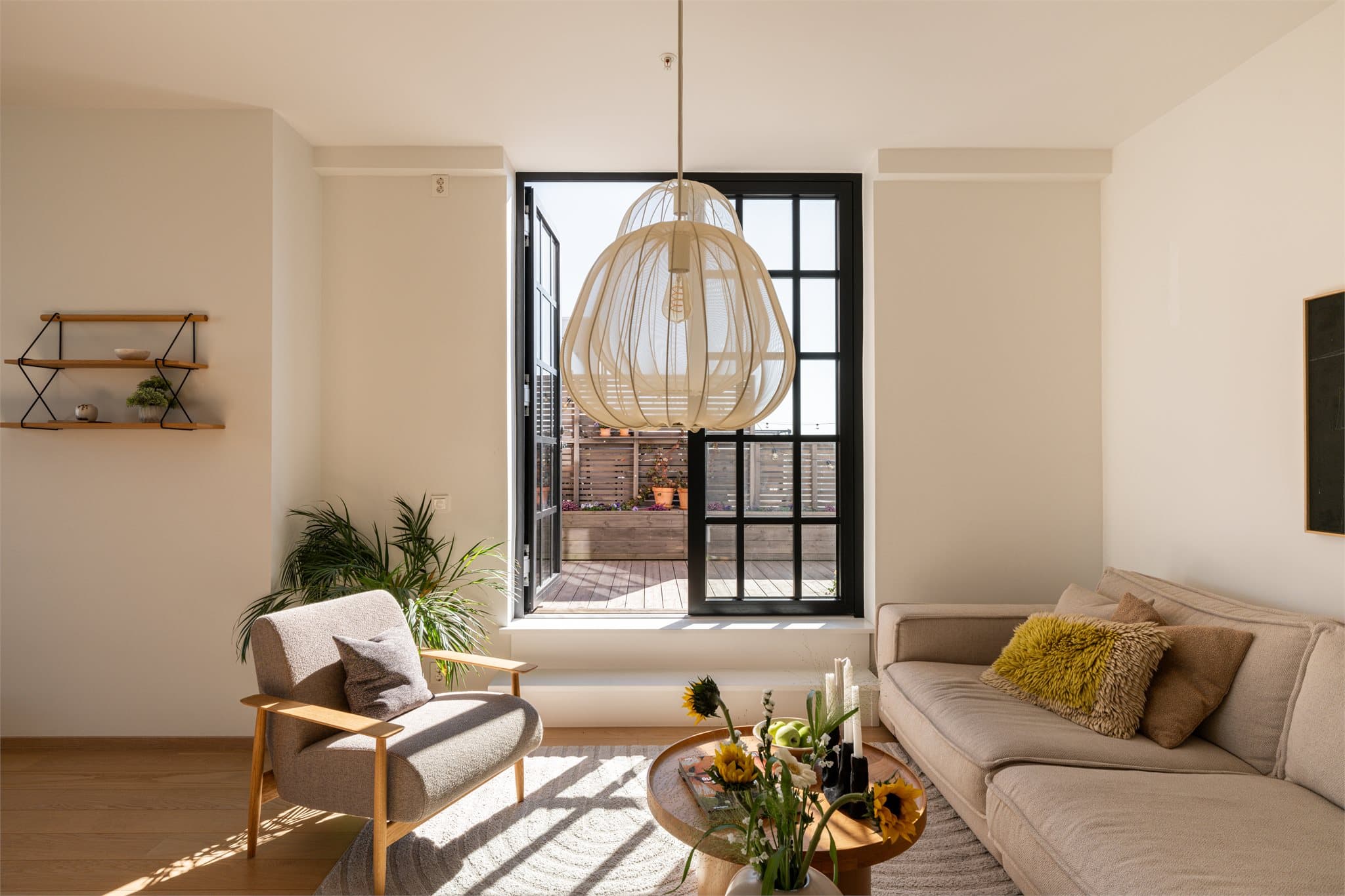 Boligen strekker seg over tre plan og har privat takterrasse, tre balkonger og et unikt atrie.