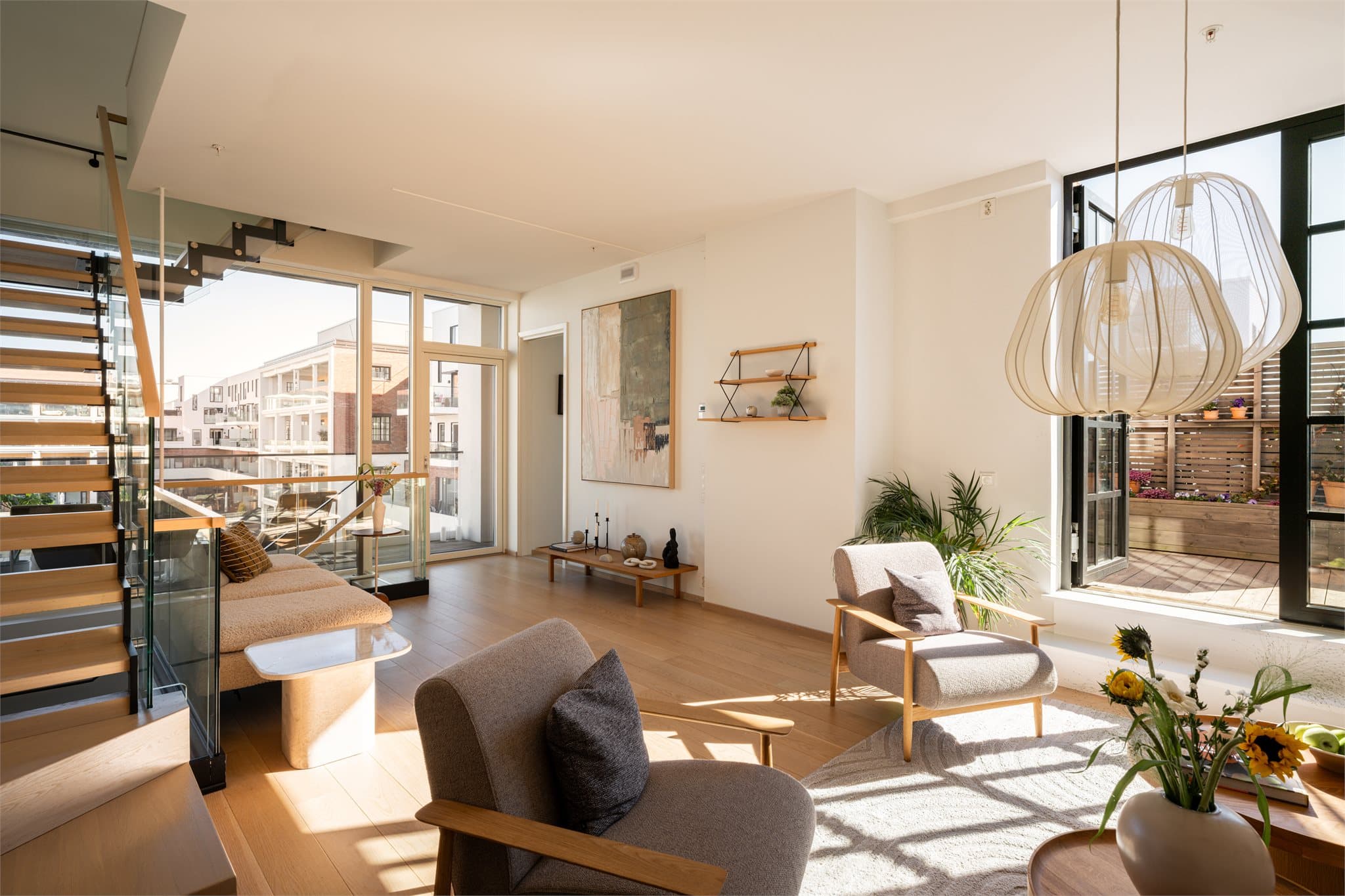 Stuen har enstavs eikeparkett, med vannbåren gulvvarme, som gir et varmt og eksklusivt preg, mens veggene er malt i delikate lyse fargetoner som forsterker rommets åpenhet.